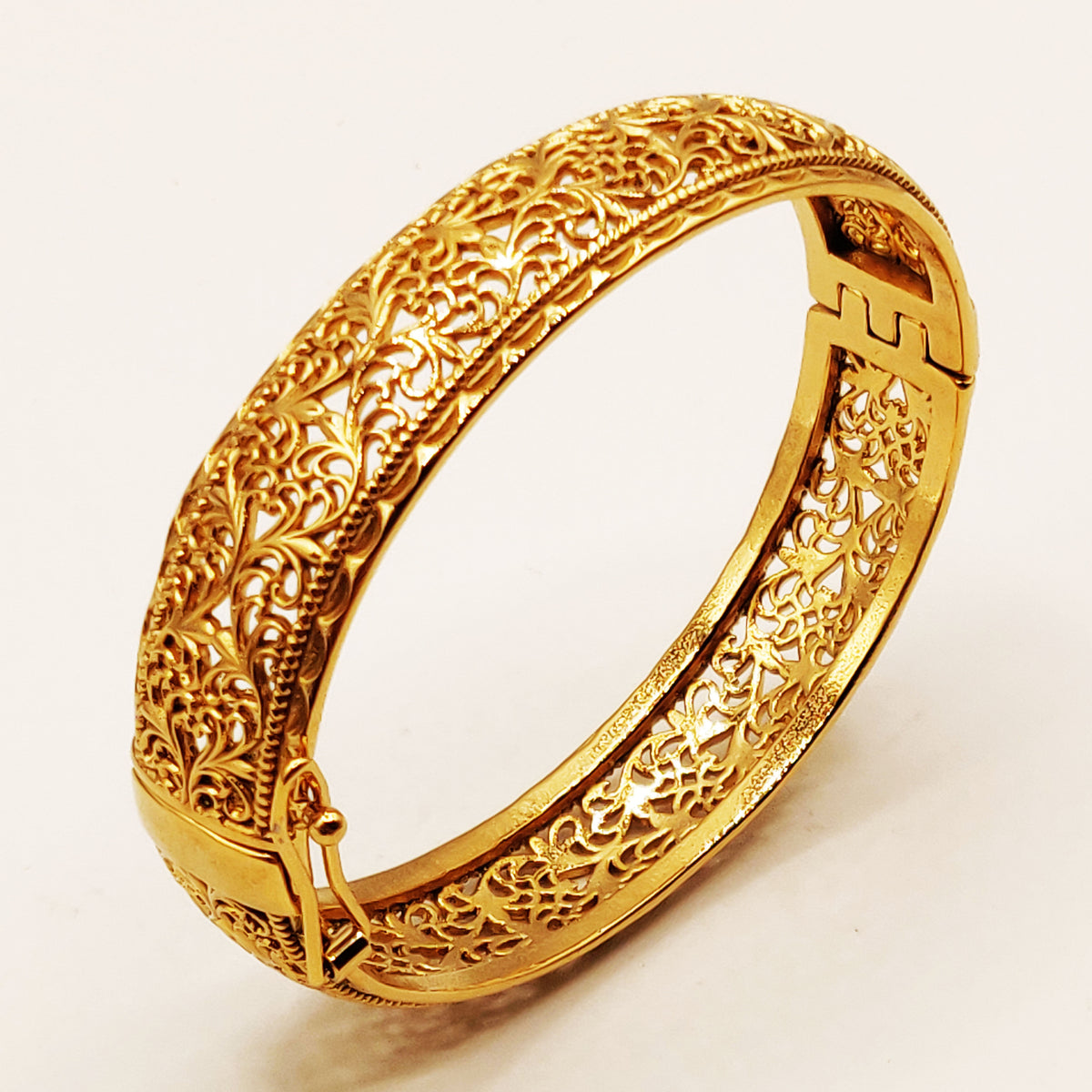 Bracelet Rigide Bombé Motifs Orientaux Côtés Torsadés Luxe