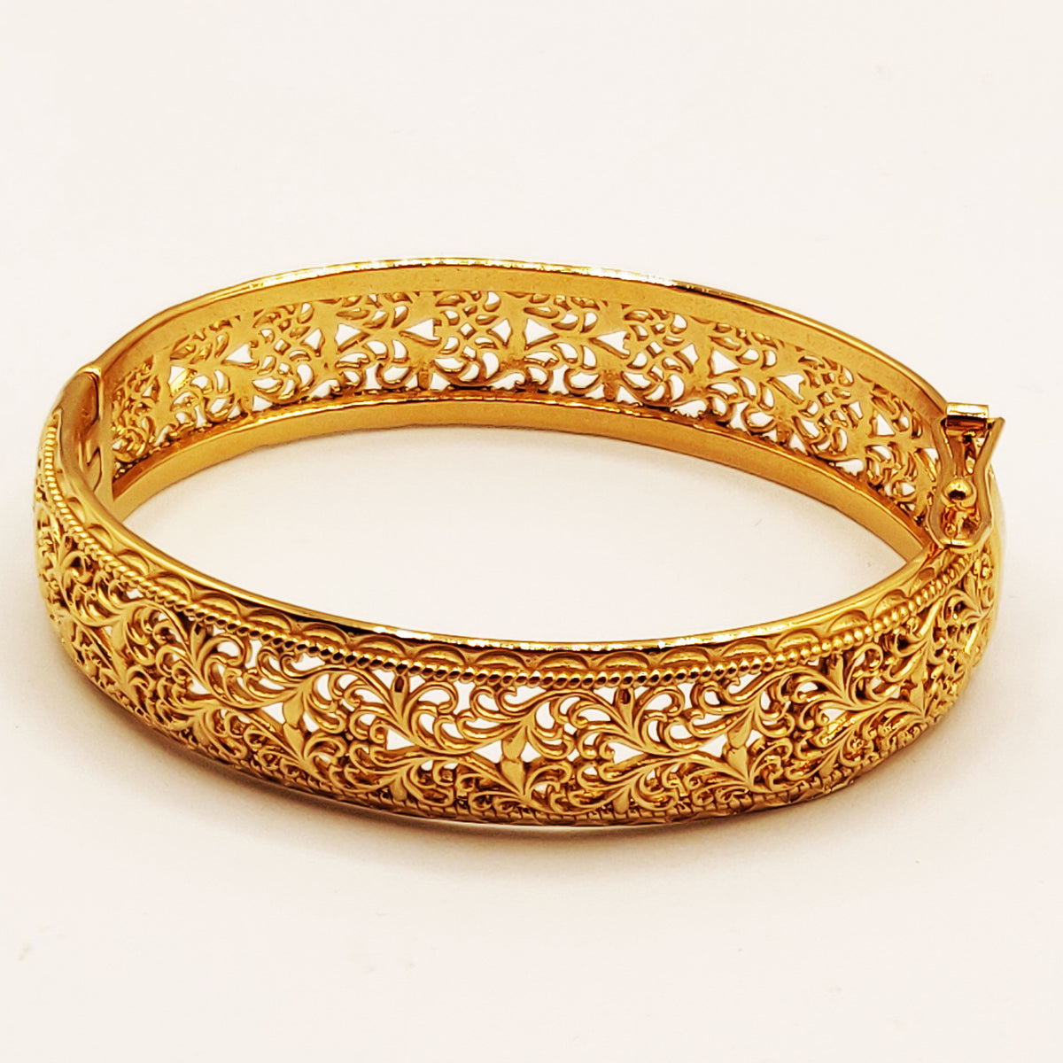 Bracelet Rigide Bombé Motifs Orientaux Côtés Torsadés Luxe