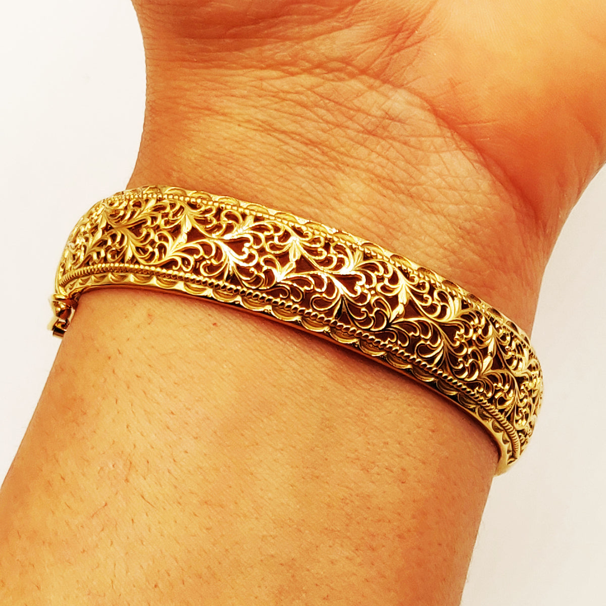 Bracelet Rigide Bombé Motifs Orientaux Côtés Torsadés Luxe