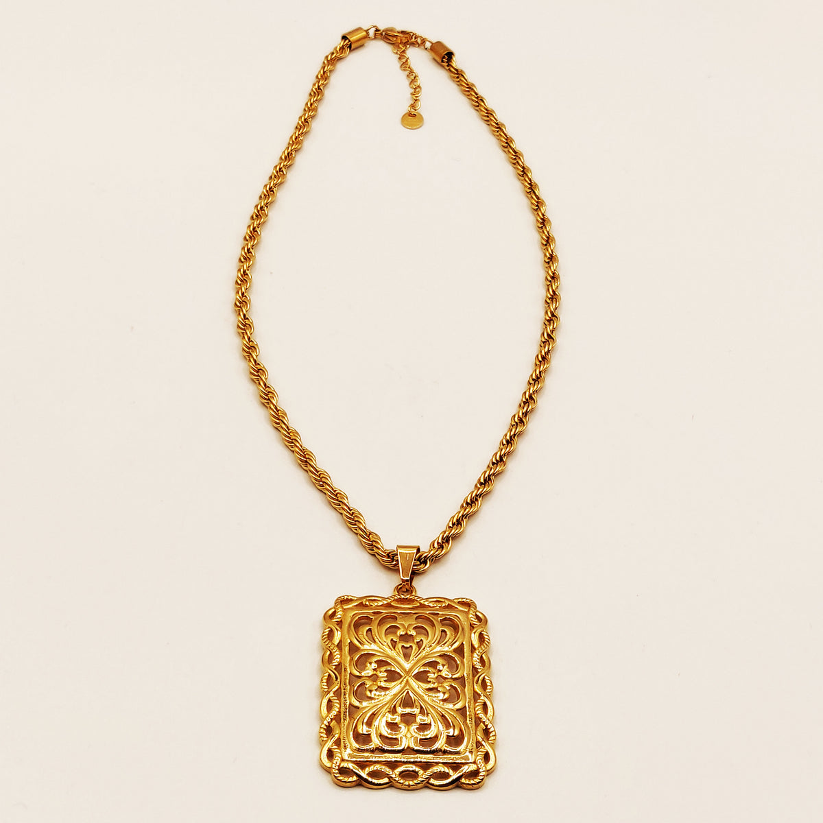 Collier Torsade Cadre Rectangle Motifs Orientaux Luxe