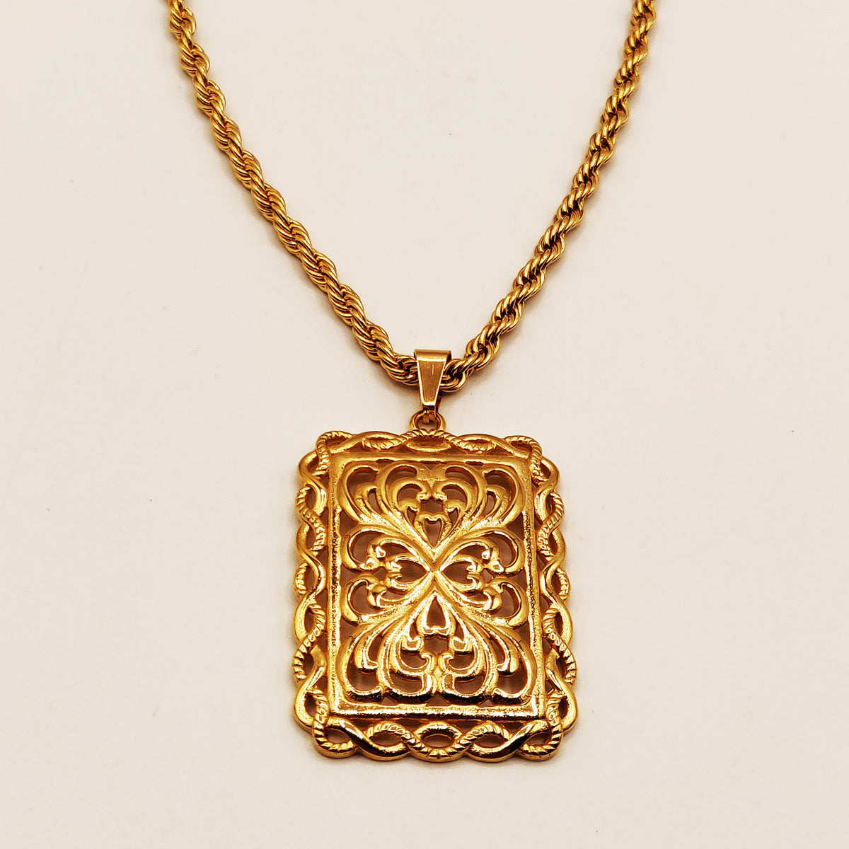 Collier Torsade Cadre Rectangle Motifs Orientaux Luxe