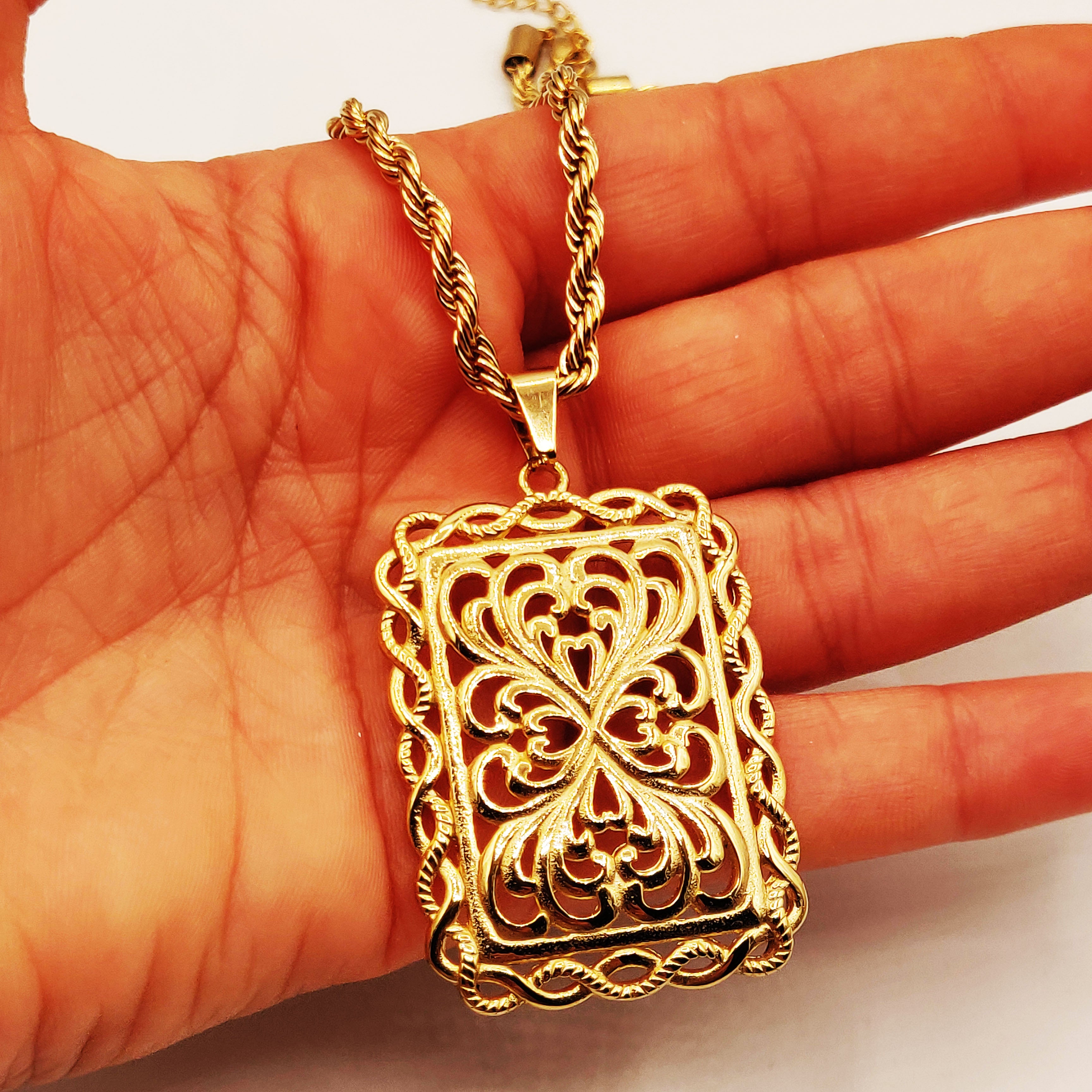 Collier Torsade Cadre Rectangle Motifs Orientaux Luxe
