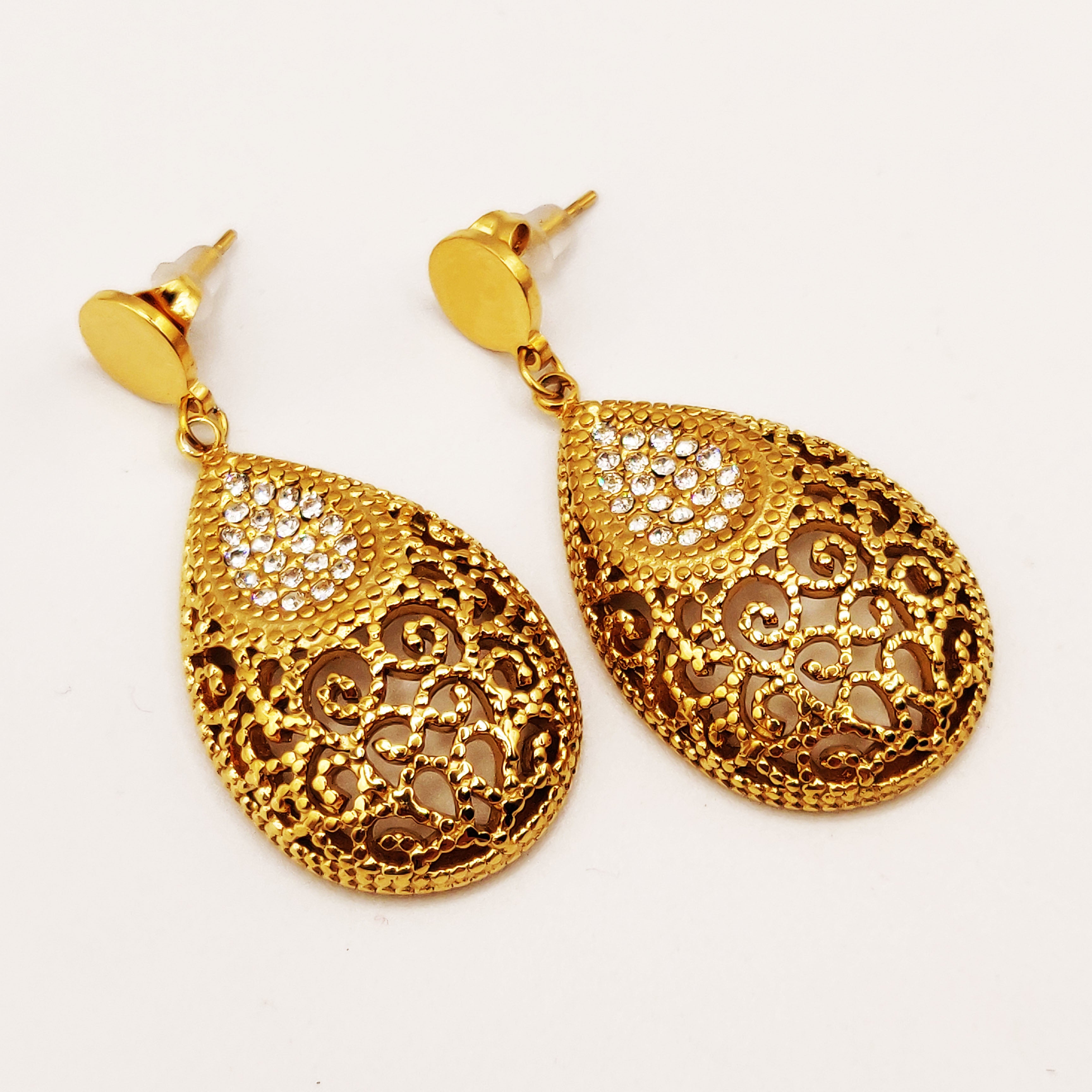 Boucles d'oreilles Tresse Goutte Bombée Motifs Orientaux et Cristaux Luxe