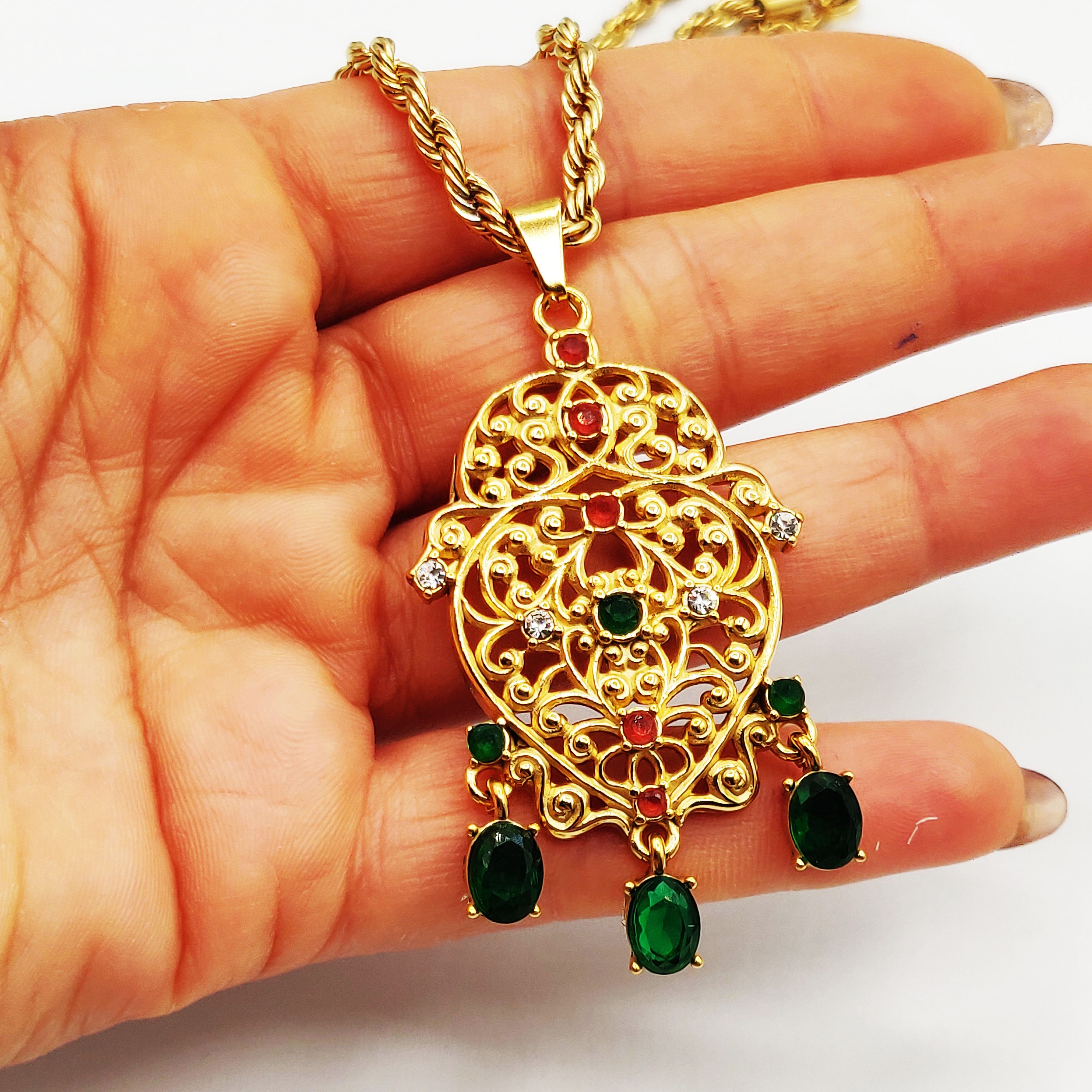 Collier Torsade Grand Coeur Oriental Cristaux Verts et Rouges Luxe