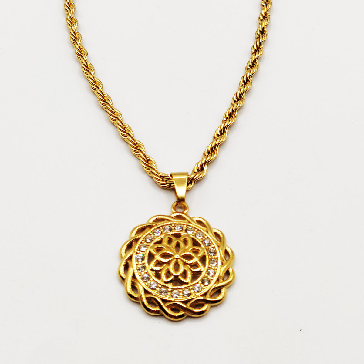 Collier Torsade Pendentif Rosace Tour Cristaux et Torsade Luxe