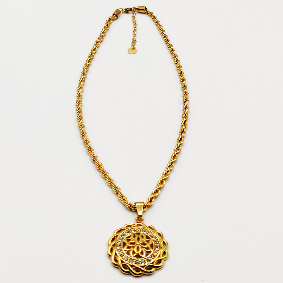 Collier Torsade Pendentif Rosace Tour Cristaux et Torsade Luxe