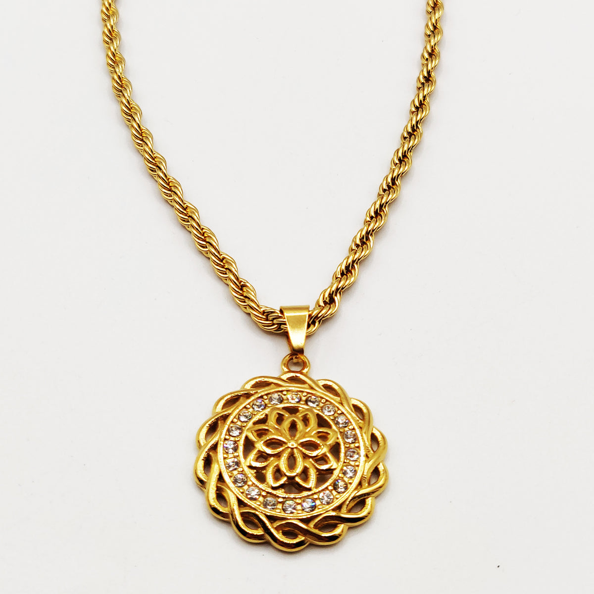 Collier Torsade Pendentif Rosace Tour Cristaux et Torsade Luxe