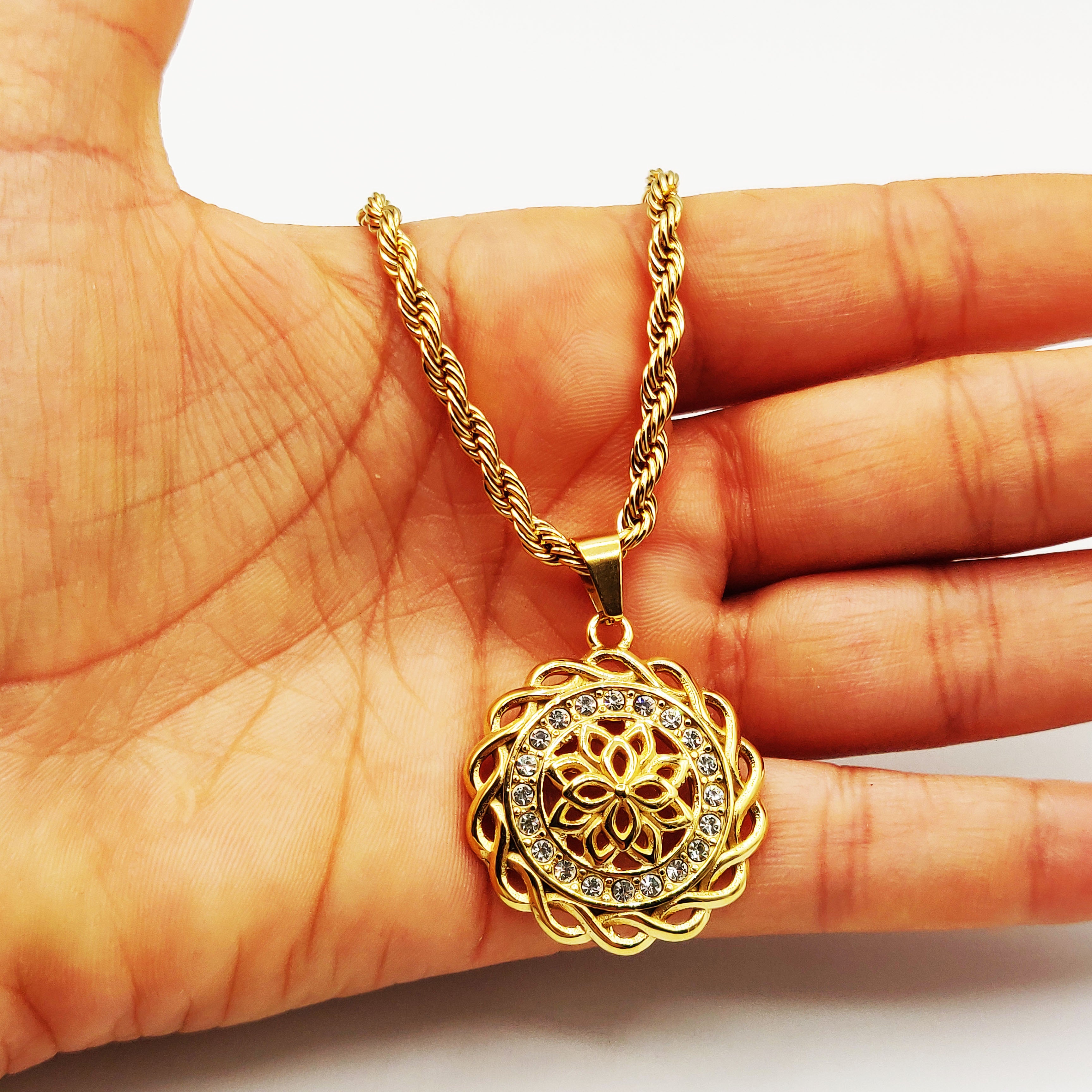 Collier Torsade Pendentif Rosace Tour Cristaux et Torsade Luxe