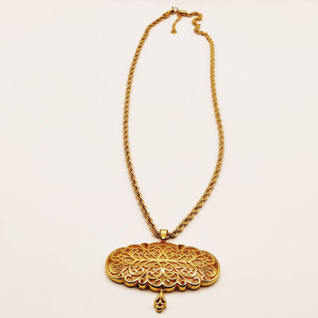 Collier Torsade Pendentif Ovale Motifs Orientaux Luxe