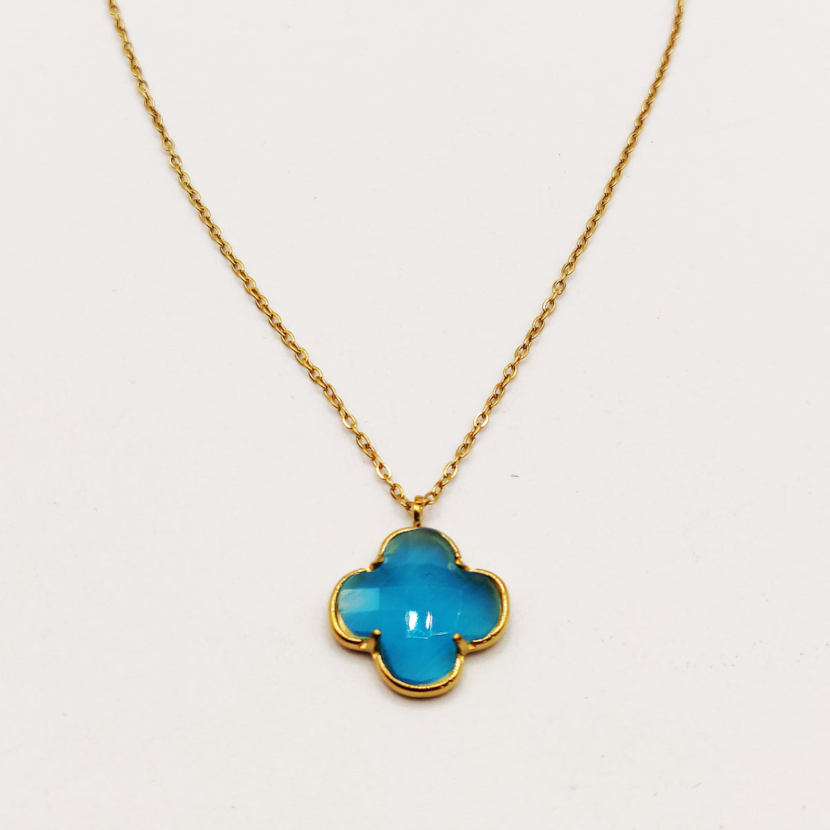 Collier Trèfle Pierre Bleue Claire
