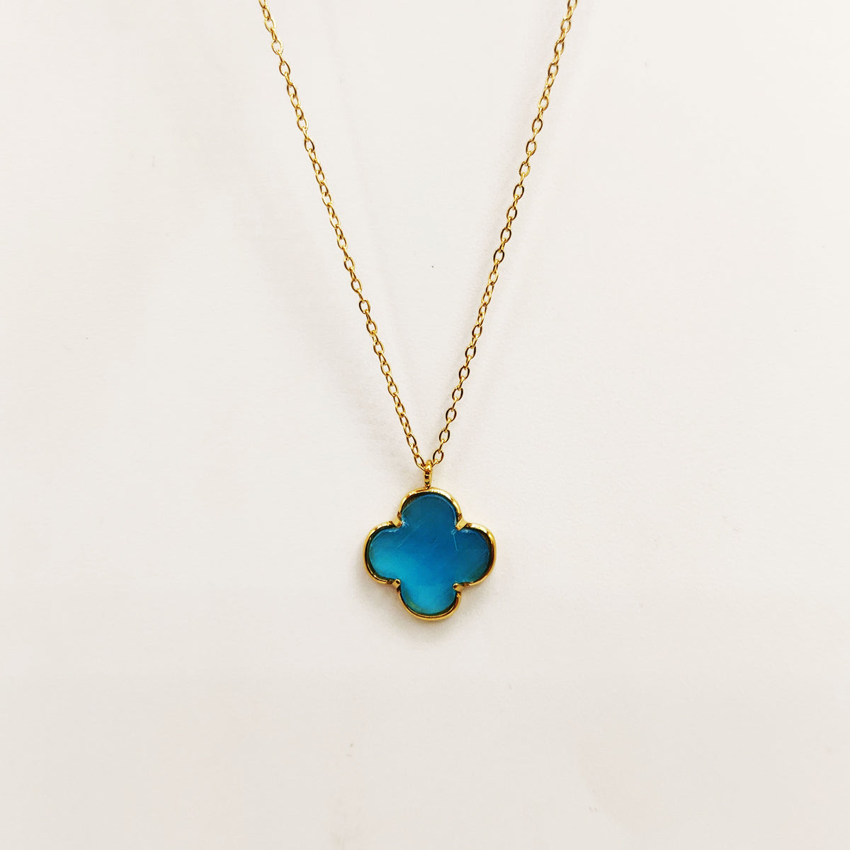Collier Trèfle Pierre Bleue Claire
