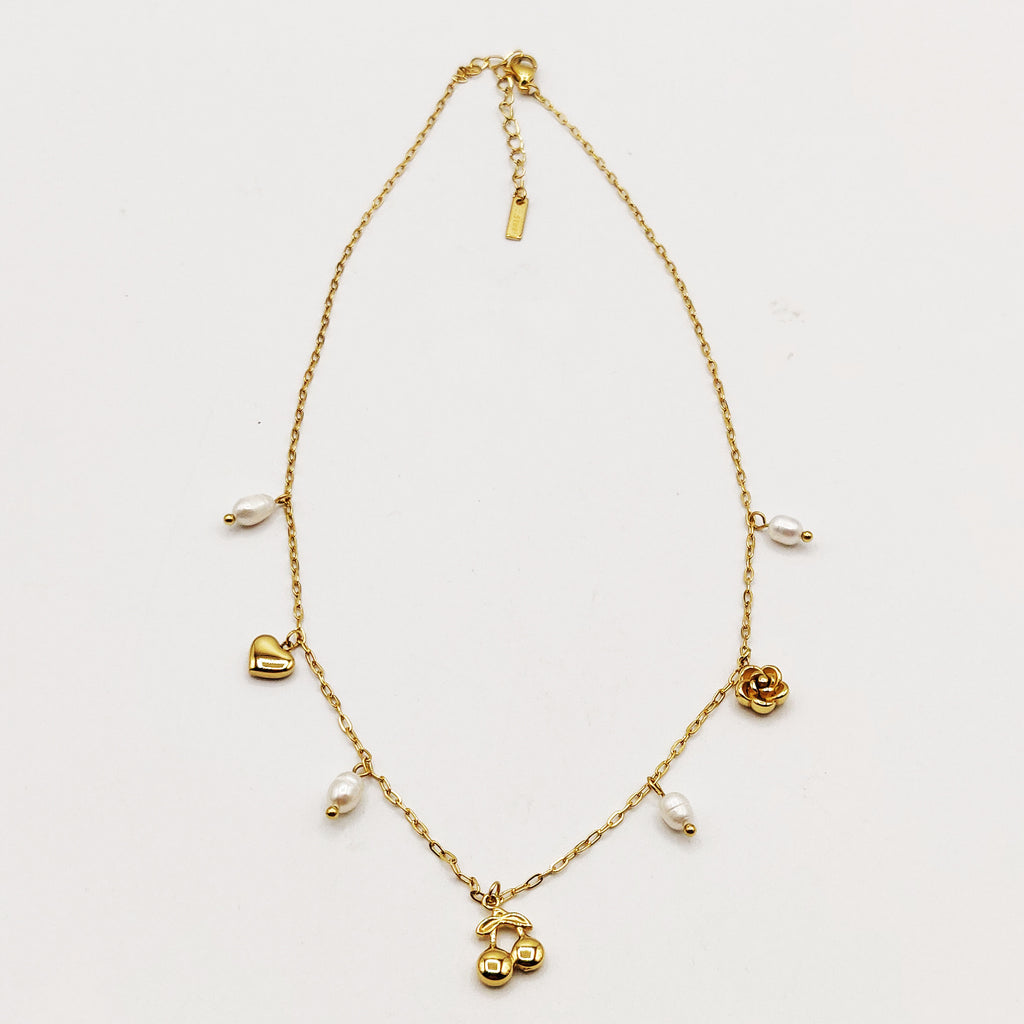 Collier Pendentifs Cerises, Rose et Coeur Dorés et Perles d'imitation Blanches