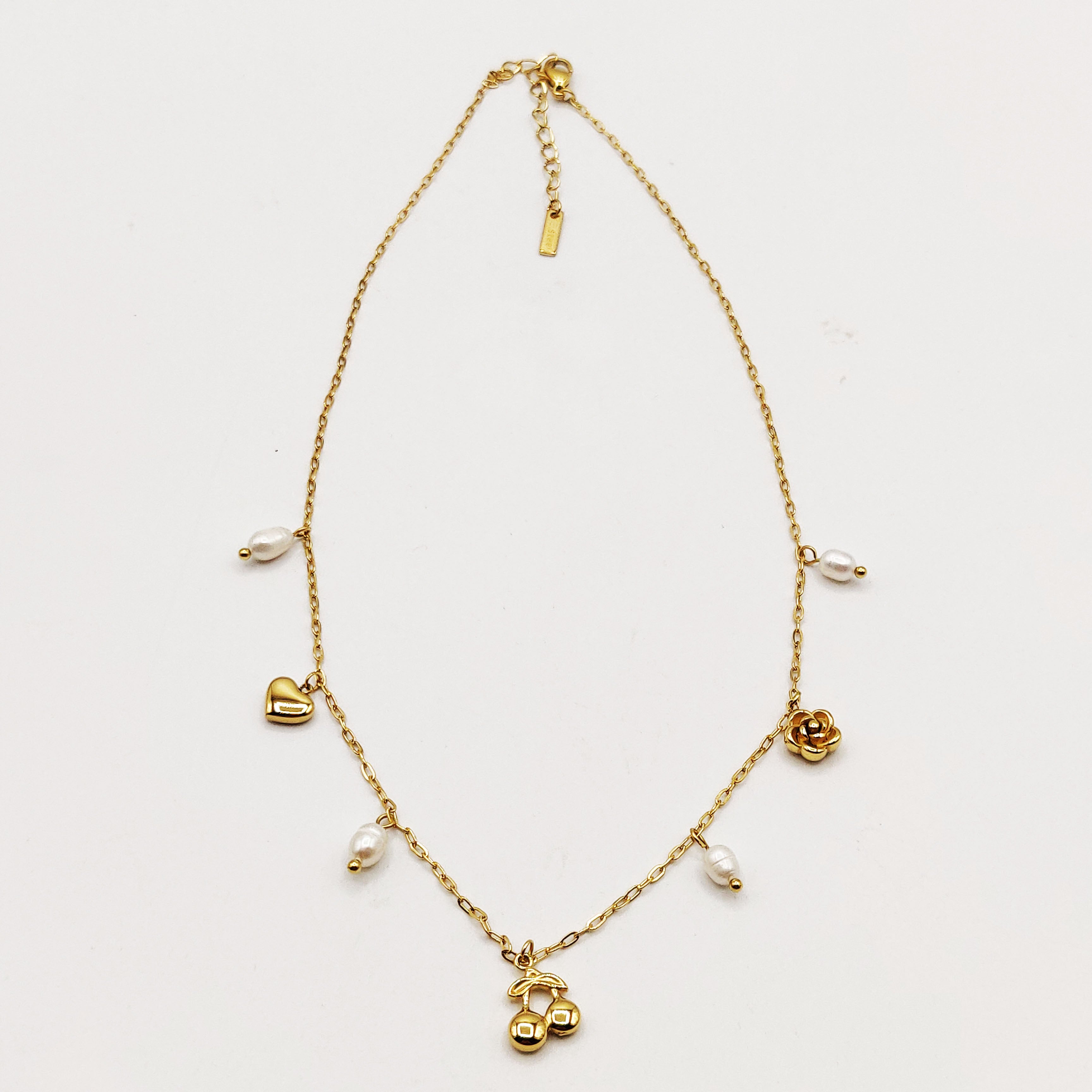 Collier Pendentifs Cerises, Rose et Coeur Dorés et Perles d'imitation Blanches