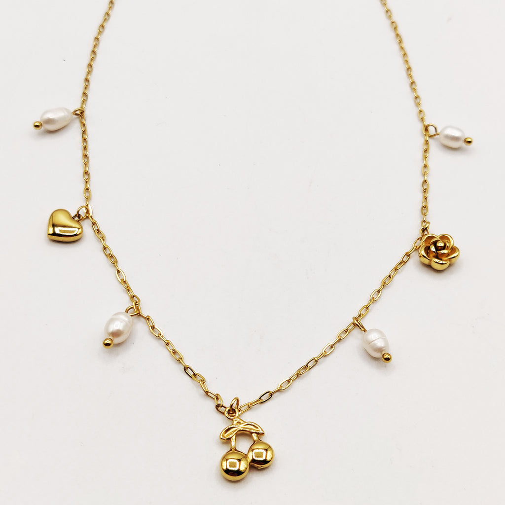 Collier Pendentifs Cerises, Rose et Coeur Dorés et Perles d'imitation Blanches