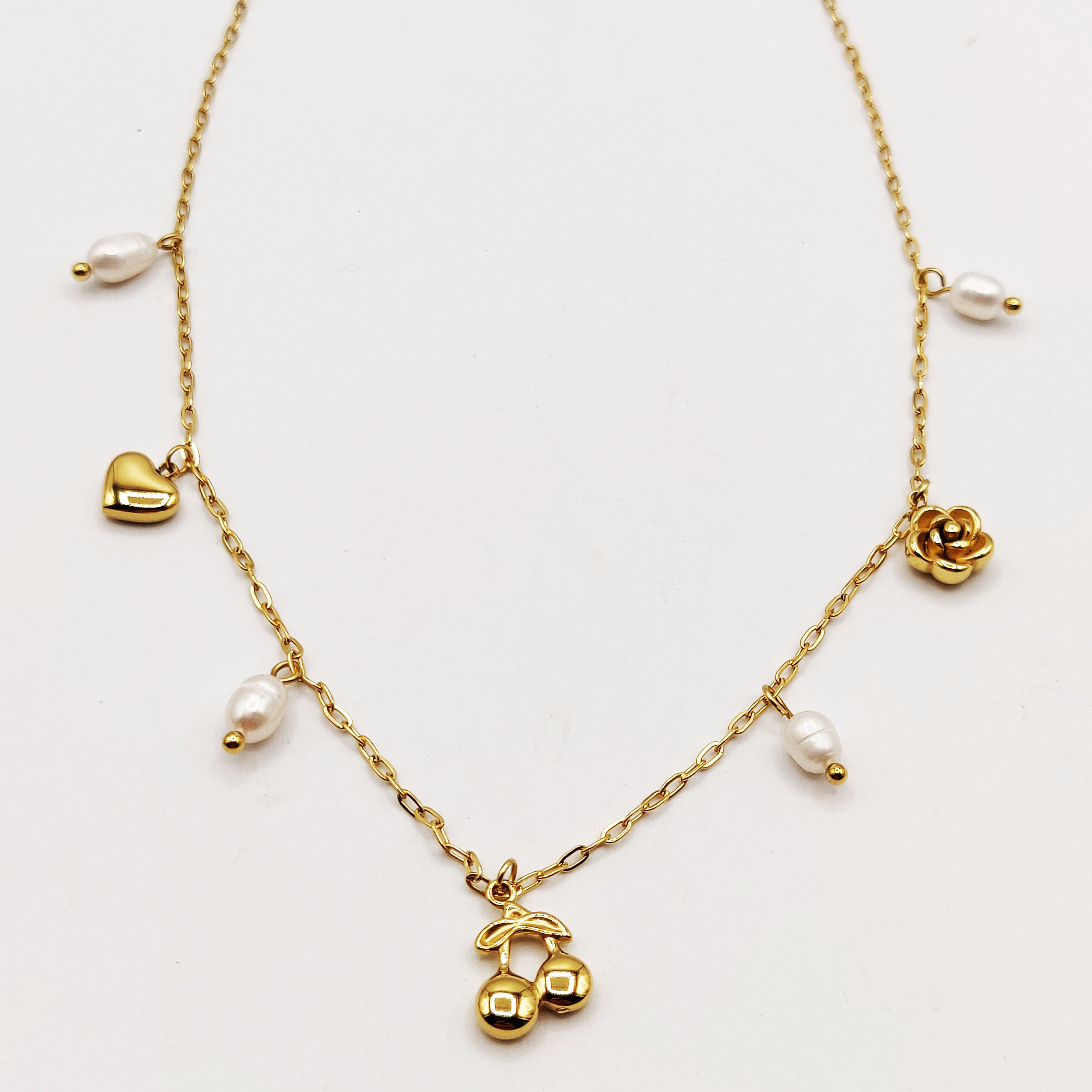 Collier Pendentifs Cerises, Rose et Coeur Dorés et Perles d'imitation Blanches