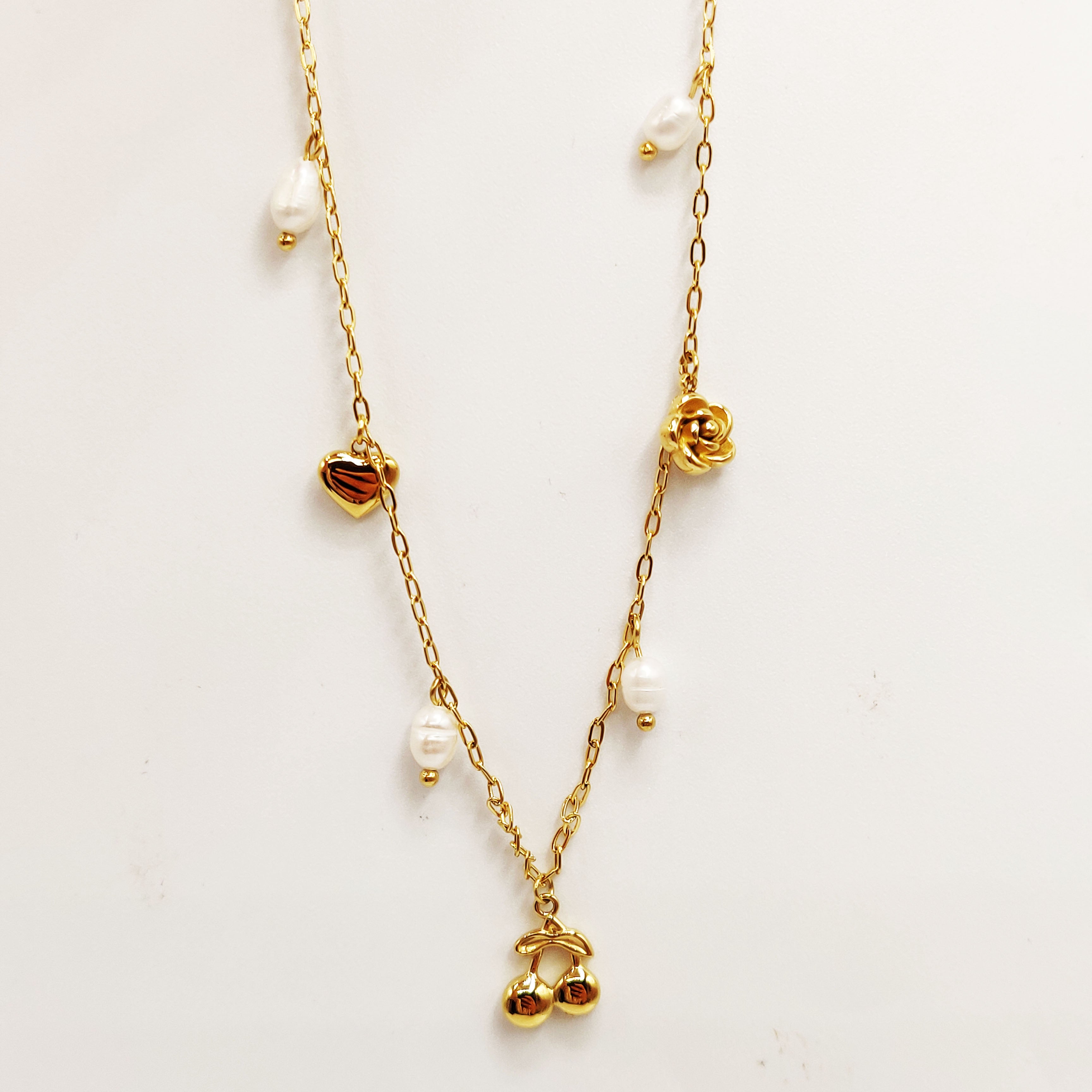 Collier Pendentifs Cerises, Rose et Coeur Dorés et Perles d'imitation Blanches