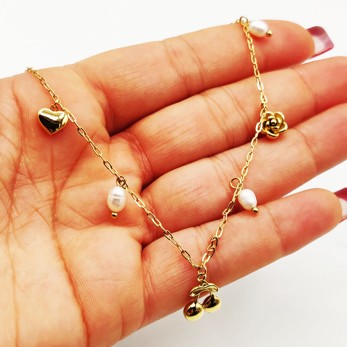Collier Pendentifs Cerises, Rose et Coeur Dorés et Perles d'imitation Blanches