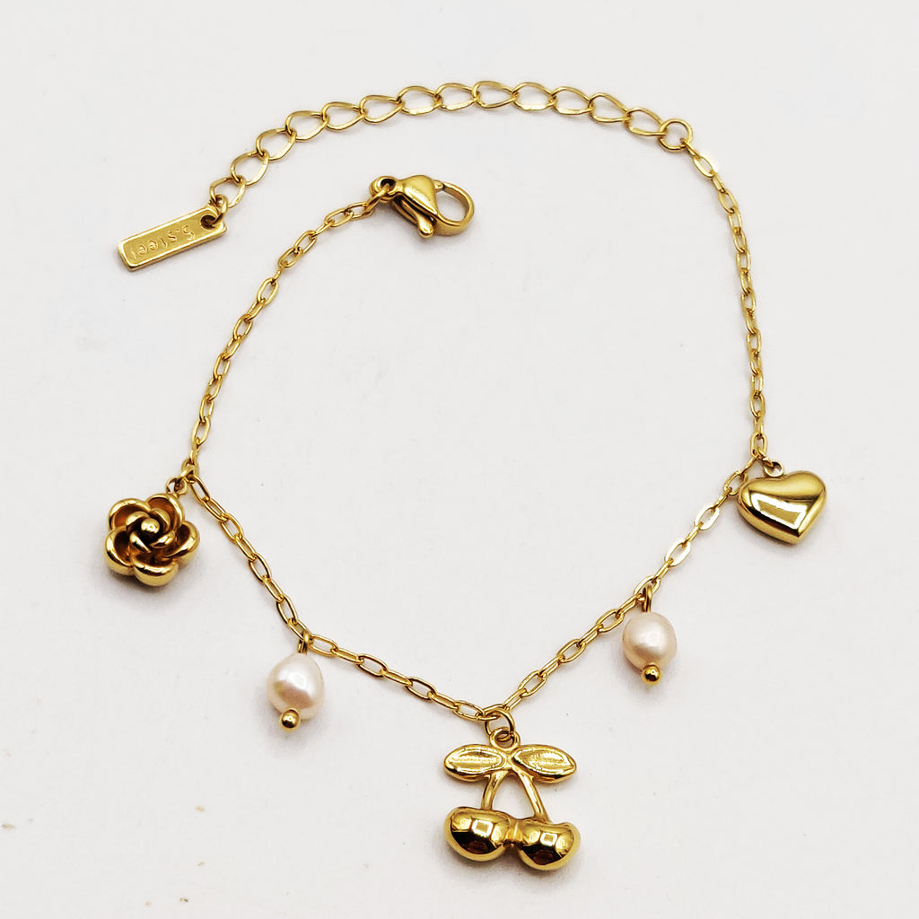 Bracelet Pendentifs Cerises, Rose et Coeur Dorés et Perles d'imitation Blanches