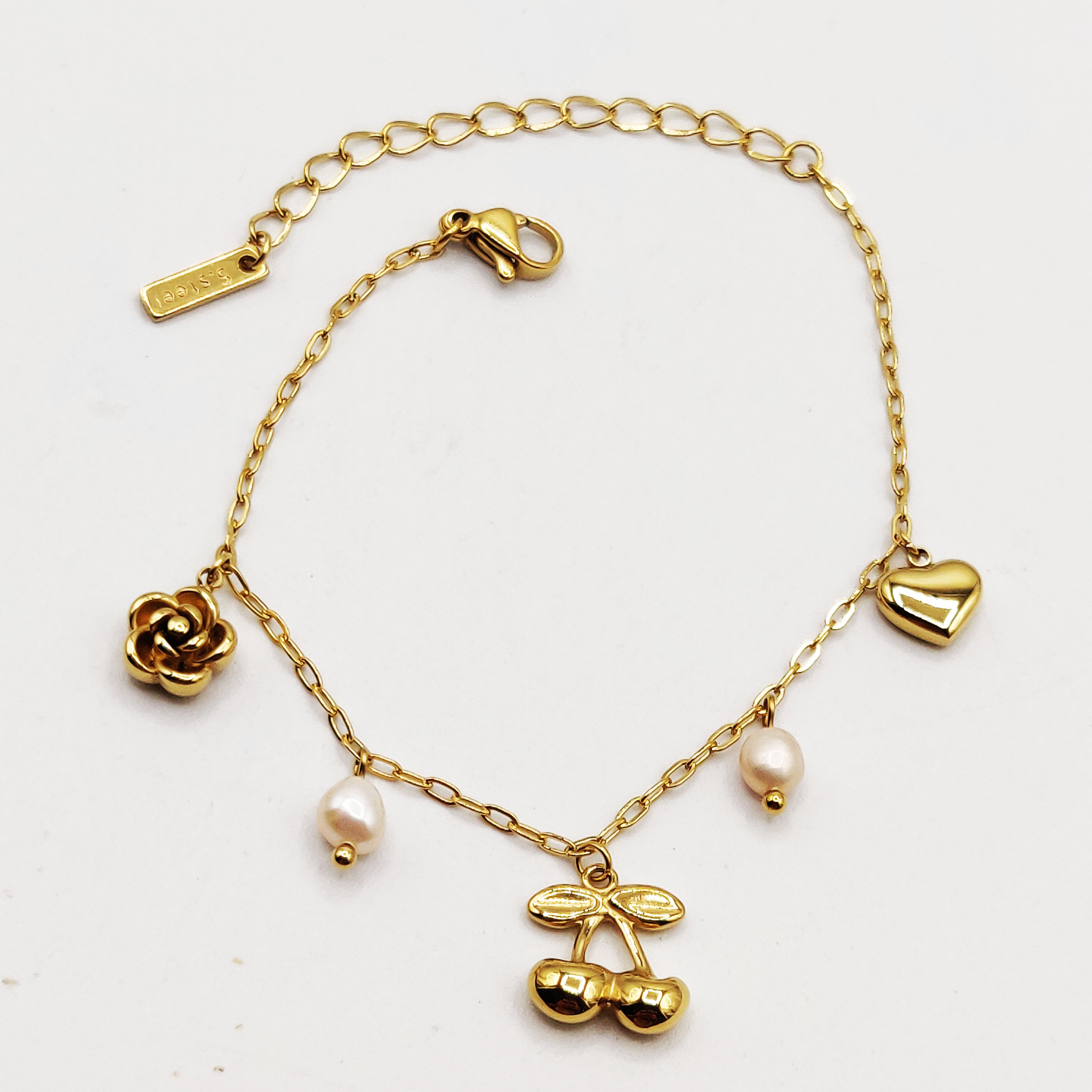 Bracelet Pendentifs Cerises, Rose et Coeur Dorés et Perles d'imitation Blanches