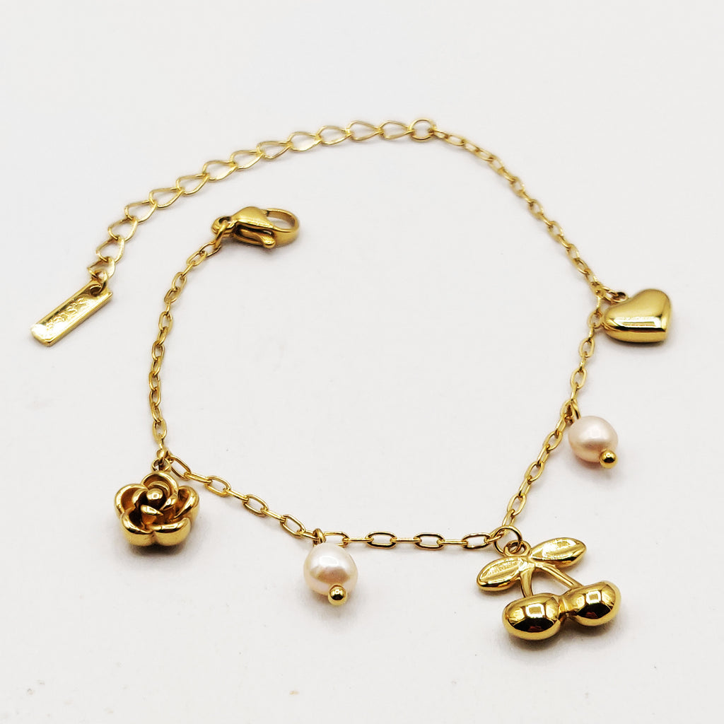 Bracelet Pendentifs Cerises, Rose et Coeur Dorés et Perles d'imitation Blanches