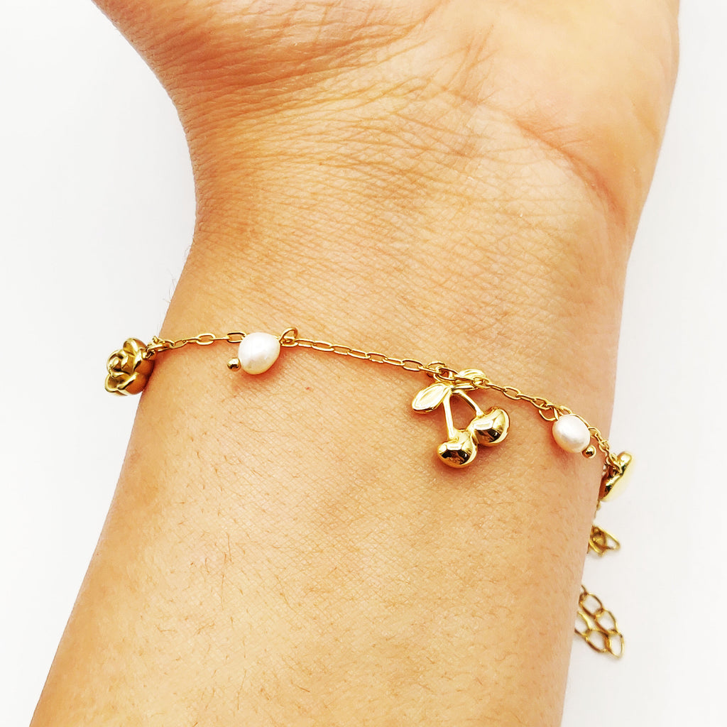 Bracelet Pendentifs Cerises, Rose et Coeur Dorés et Perles d'imitation Blanches