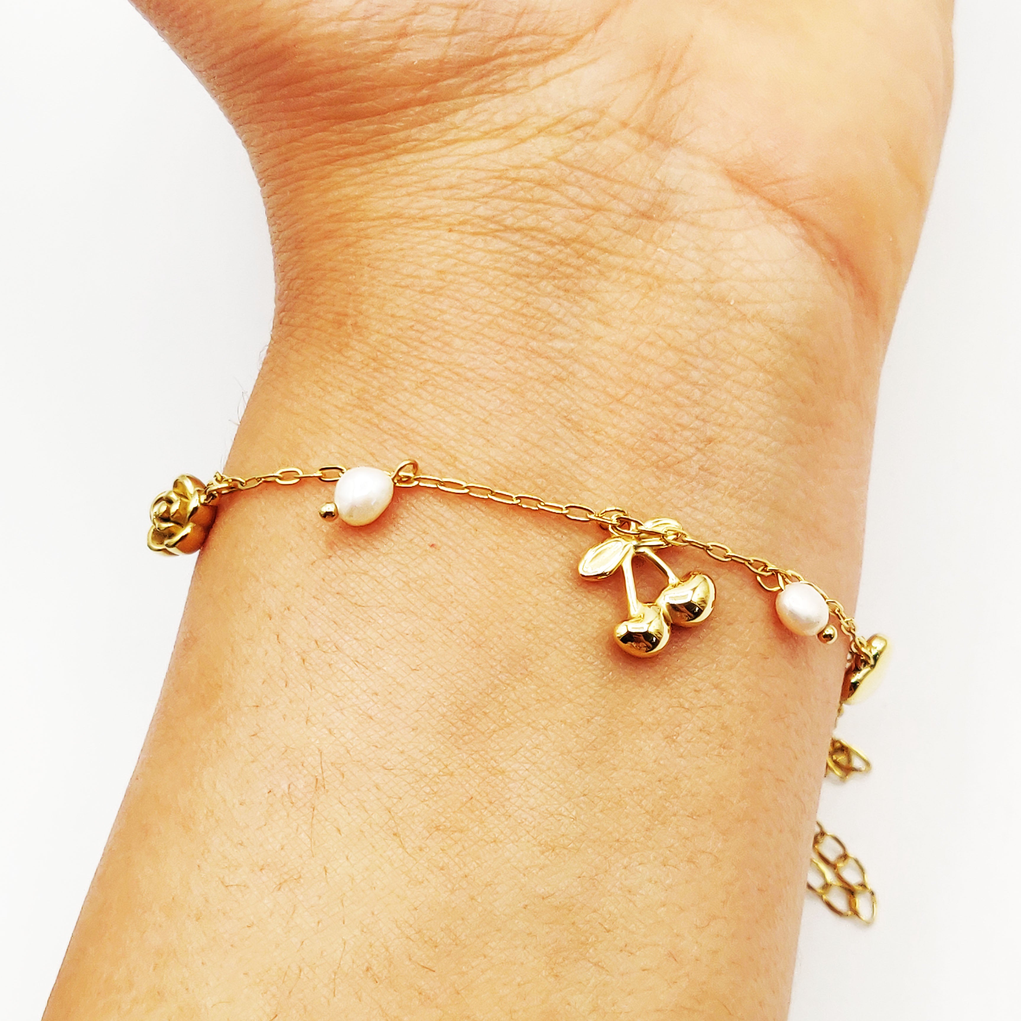 Bracelet Pendentifs Cerises, Rose et Coeur Dorés et Perles d'imitation Blanches