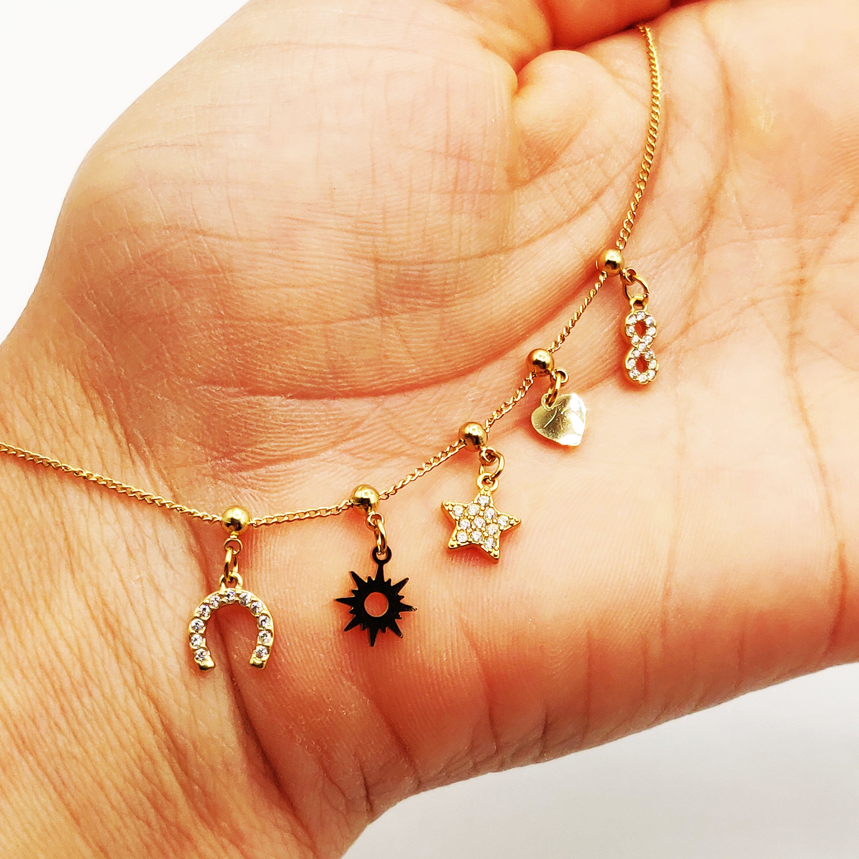 Bracelet Perles d'imitation Dorées Multi Pendentifs Étoile Cristaux Luxe