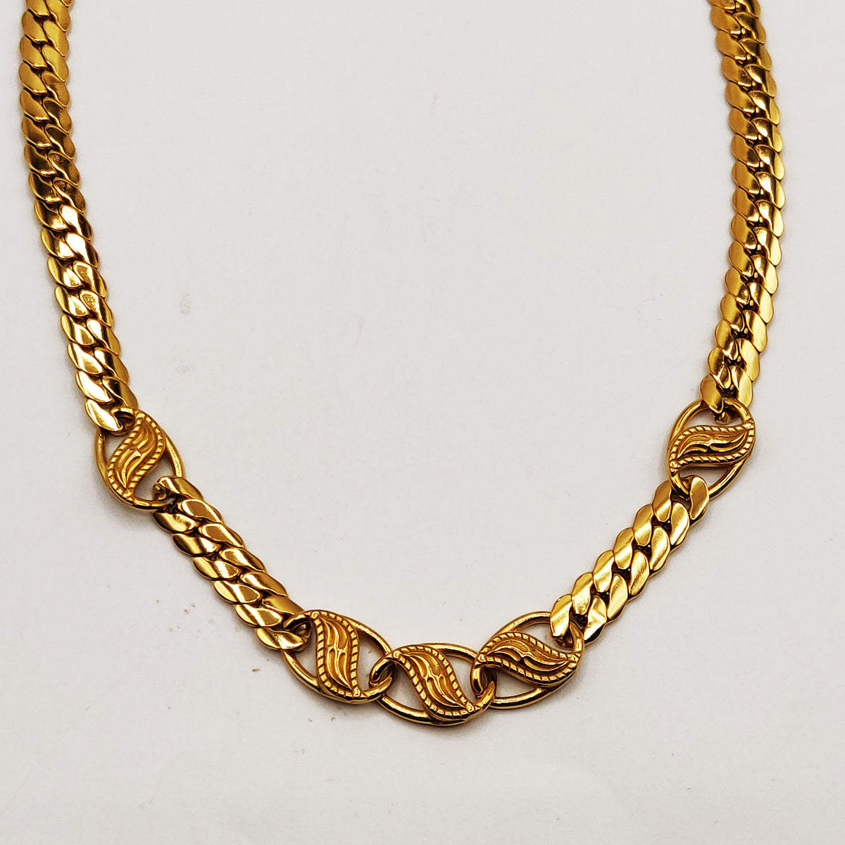 Collier Tresse Resserrée Pendentifs Ovales Orientaux Fermeture Originale Luxe
