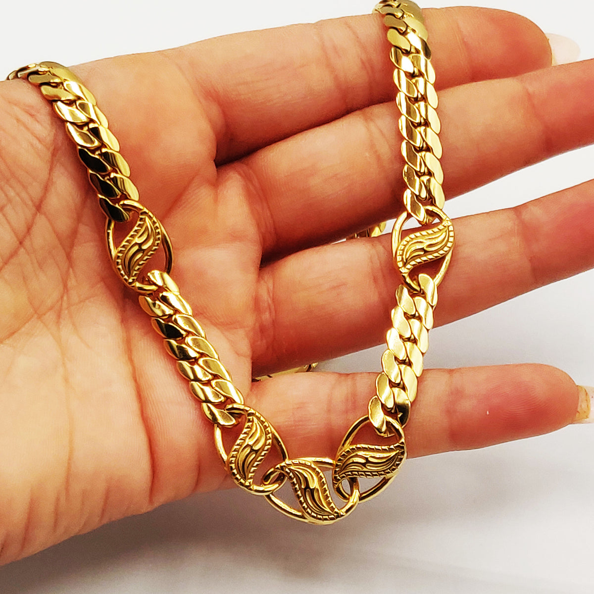 Collier Tresse Resserrée Pendentifs Ovales Orientaux Fermeture Originale Luxe