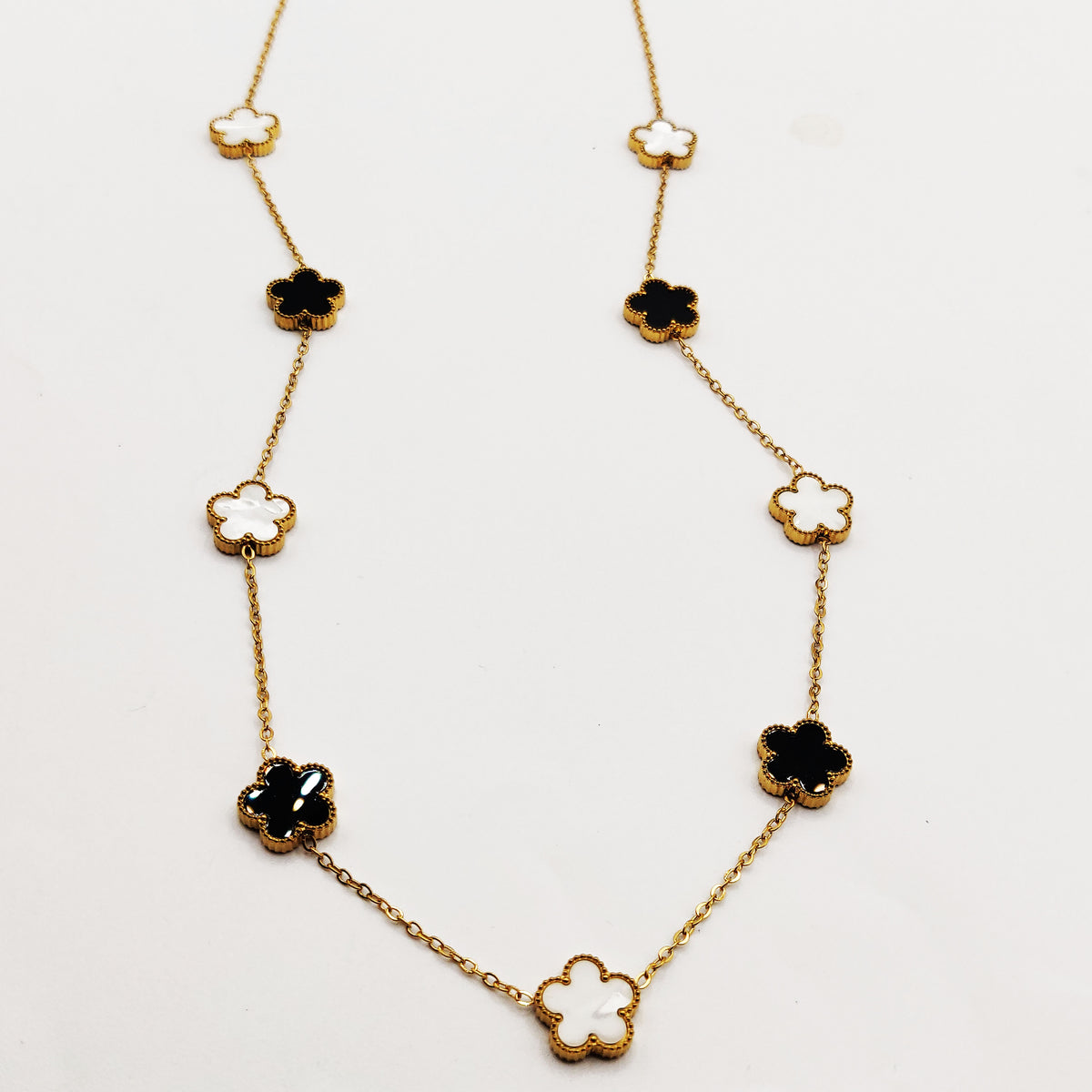 Collier / Sautoir Multi Marguerites Noires et Blanches Tour Perles d'imitation Dorées Luxe