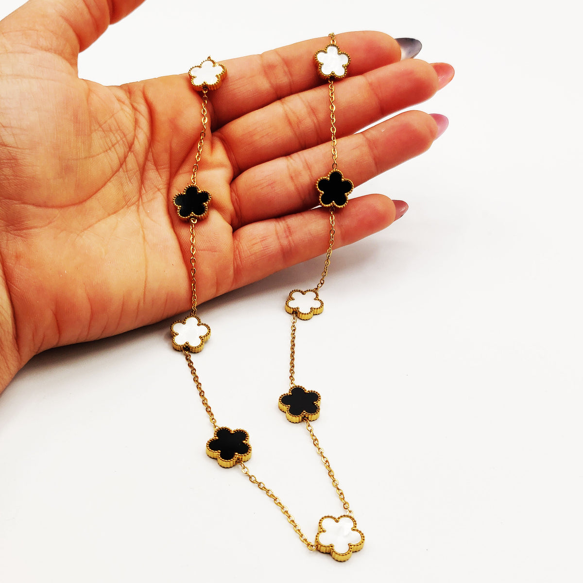 Collier / Sautoir Multi Marguerites Noires et Blanches Tour Perles d'imitation Dorées Luxe