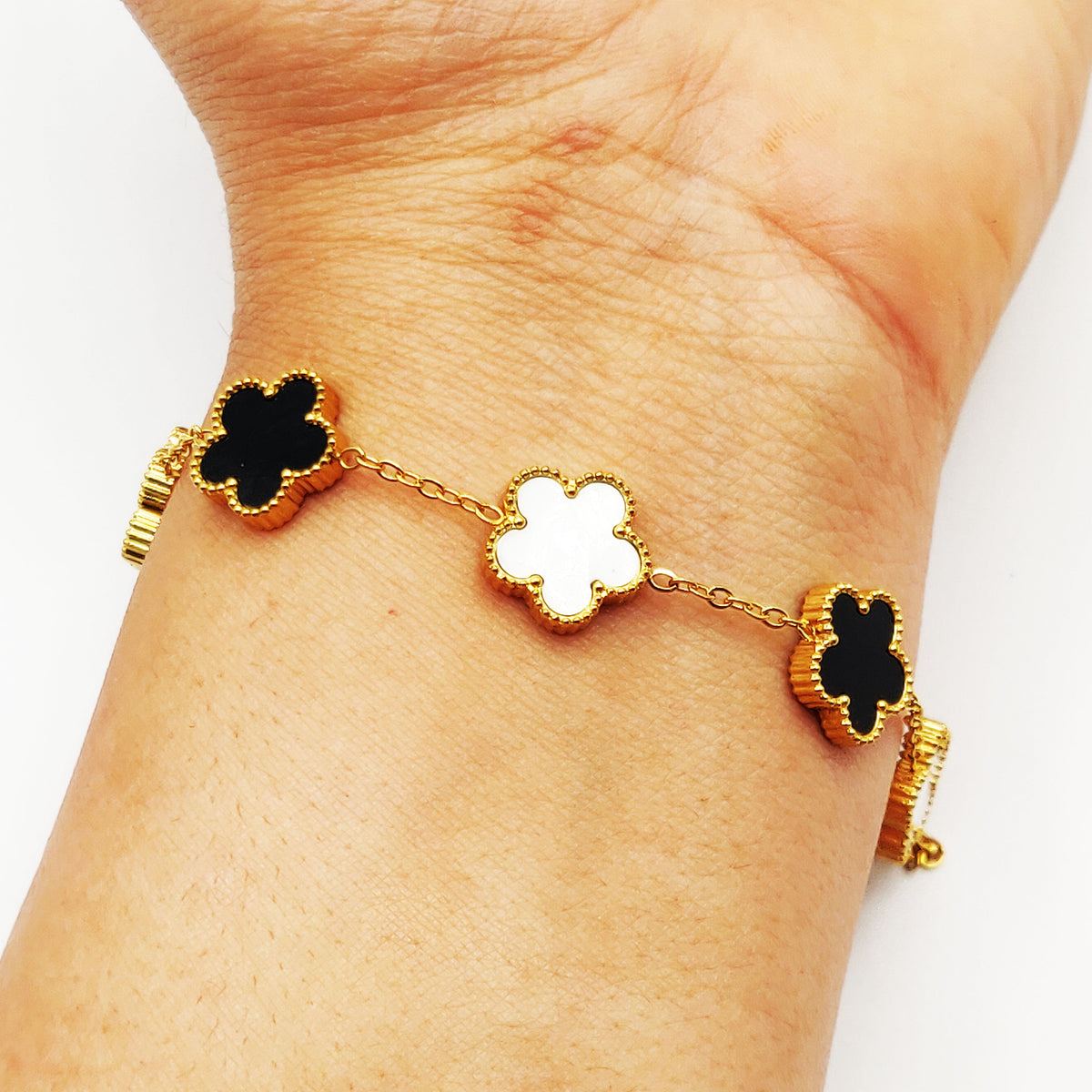Bracelet Multi Marguerites Noires et Blanches Tour Perles d'imitation Dorées Luxe