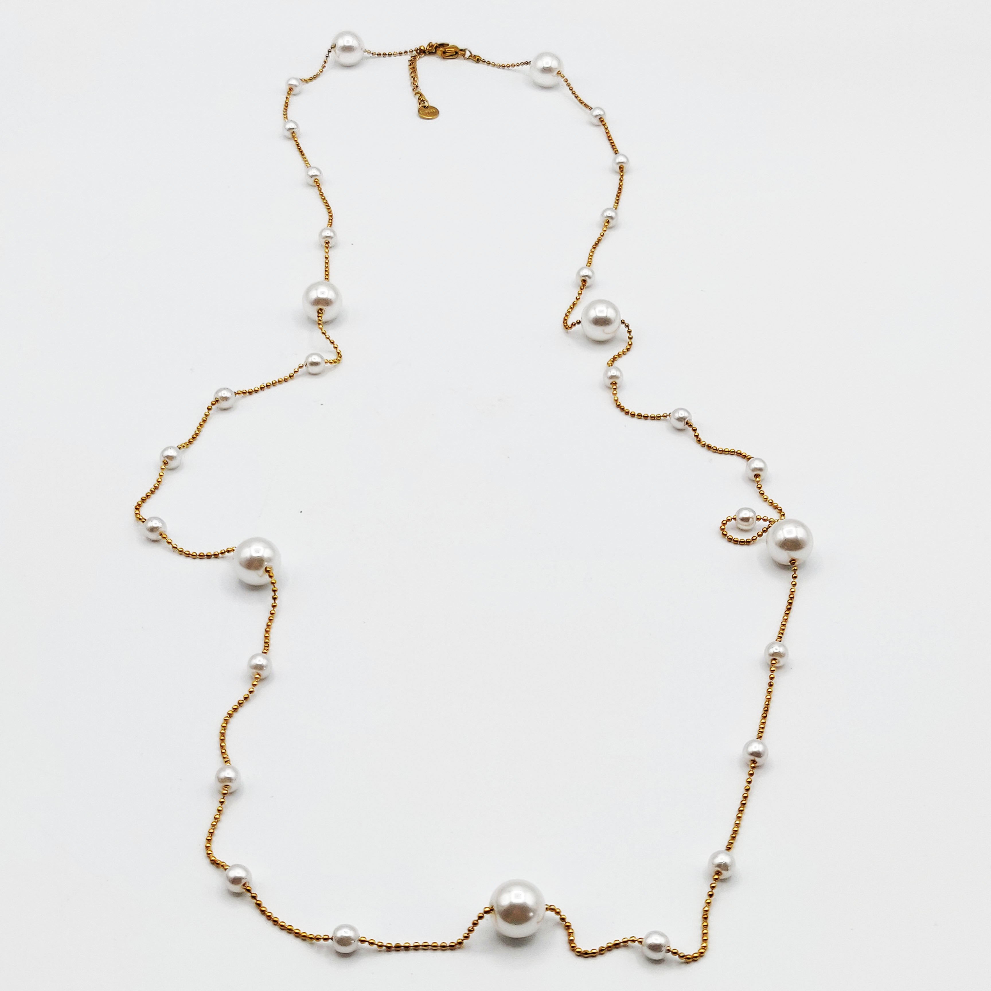 Collier / Sautoir Chaîne en Mini Perles d'imitation Dorées et Multi Perles d'imitation Blanches