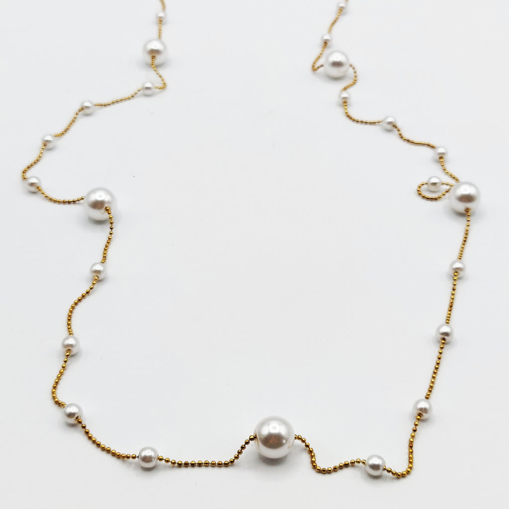 Collier / Sautoir Chaîne en Mini Perles d'imitation Dorées et Multi Perles d'imitation Blanches