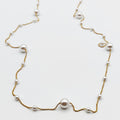 Collier / Sautoir Chaîne en Mini Perles d'imitation Dorées et Multi Perles d'imitation Blanches