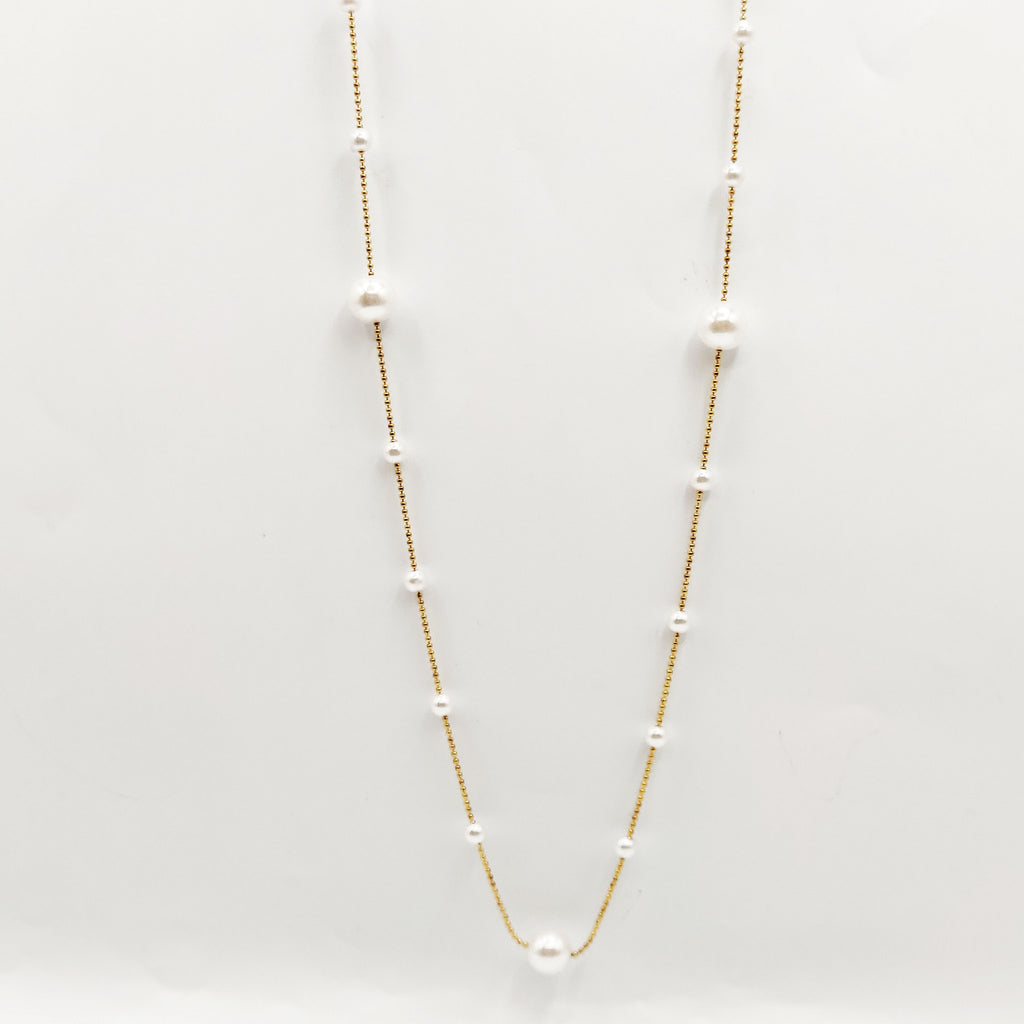 Collier / Sautoir Chaîne en Mini Perles d'imitation Dorées et Multi Perles d'imitation Blanches