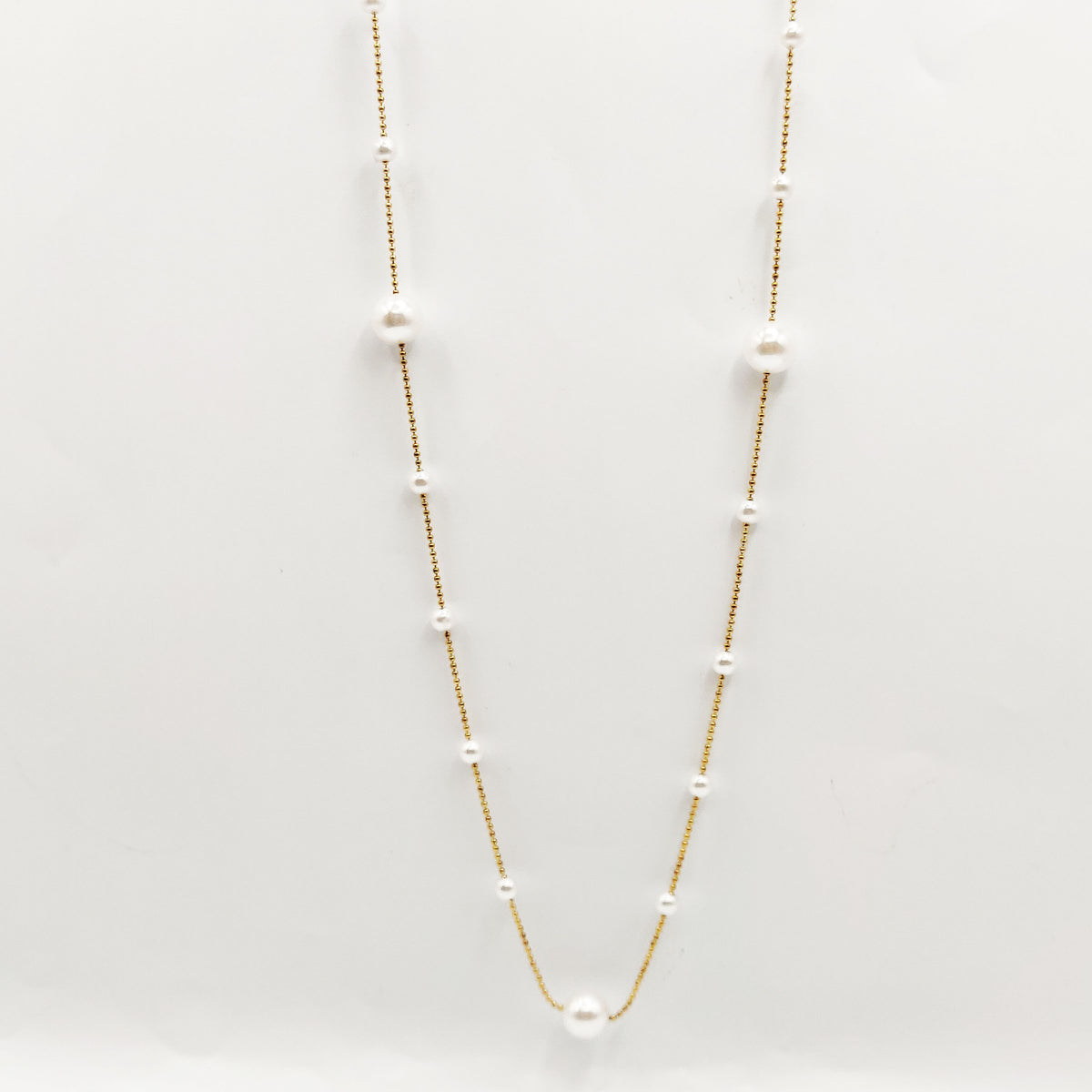 Collier / Sautoir Chaîne en Mini Perles d'imitation Dorées et Multi Perles d'imitation Blanches