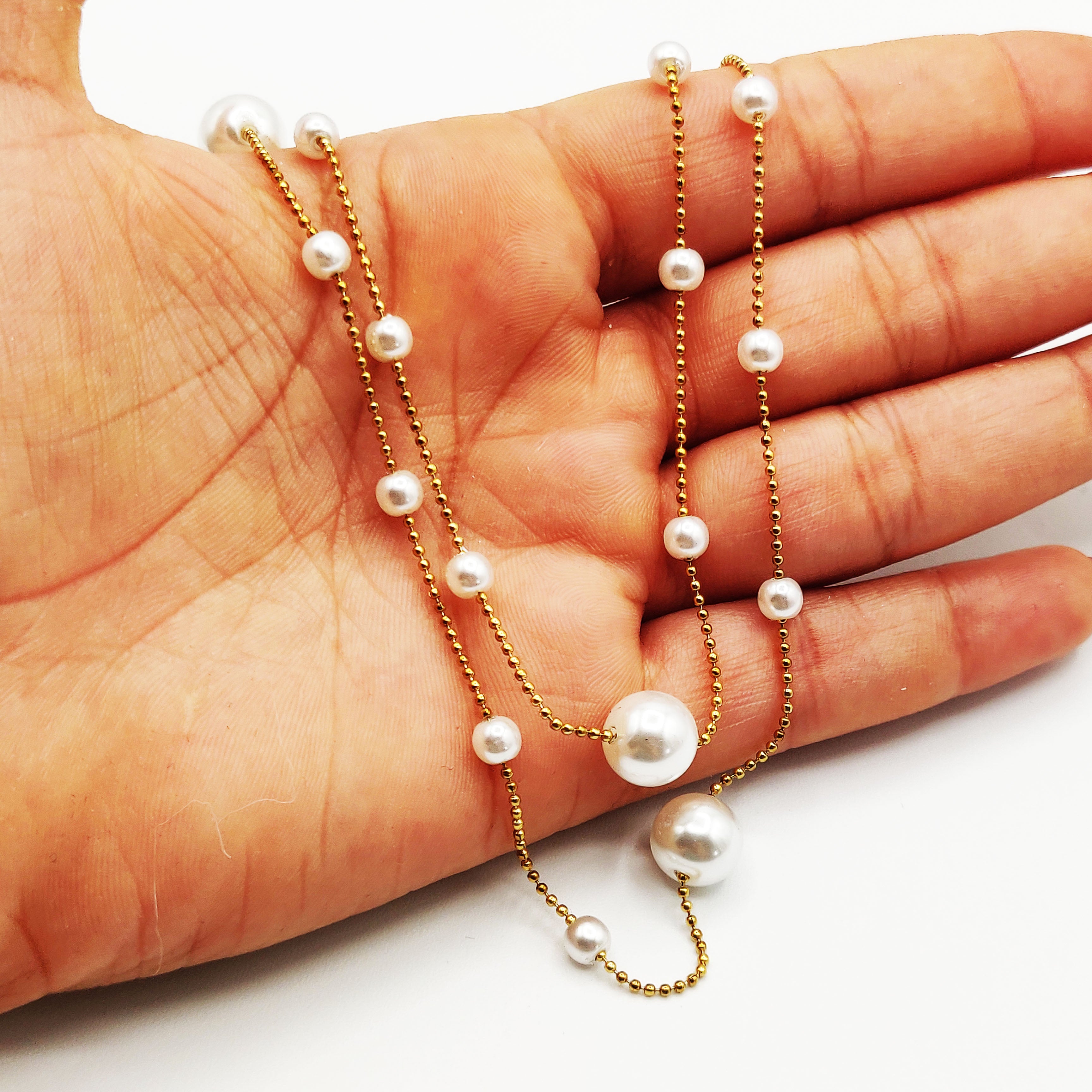 Collier / Sautoir Chaîne en Mini Perles d'imitation Dorées et Multi Perles d'imitation Blanches