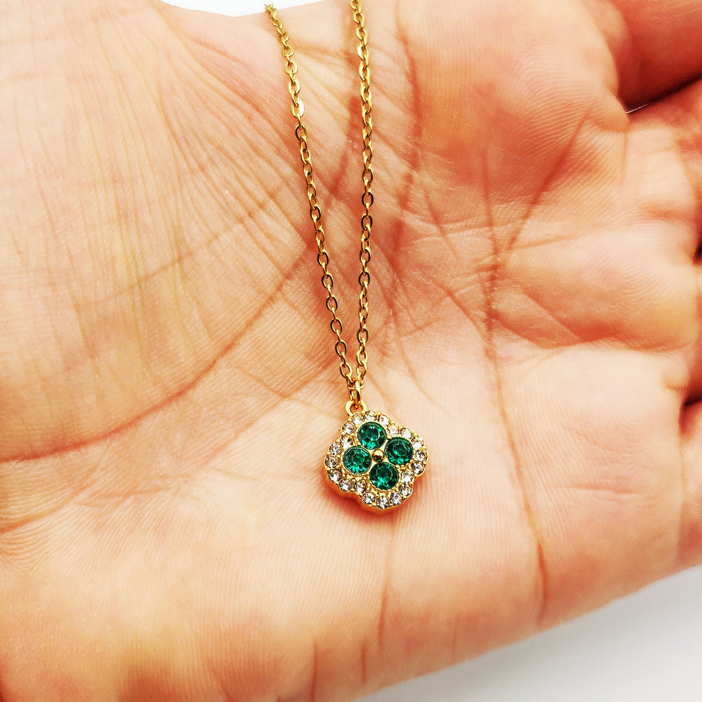 Collier Trèfle Cristaux Verts Tour Cristaux Luxe