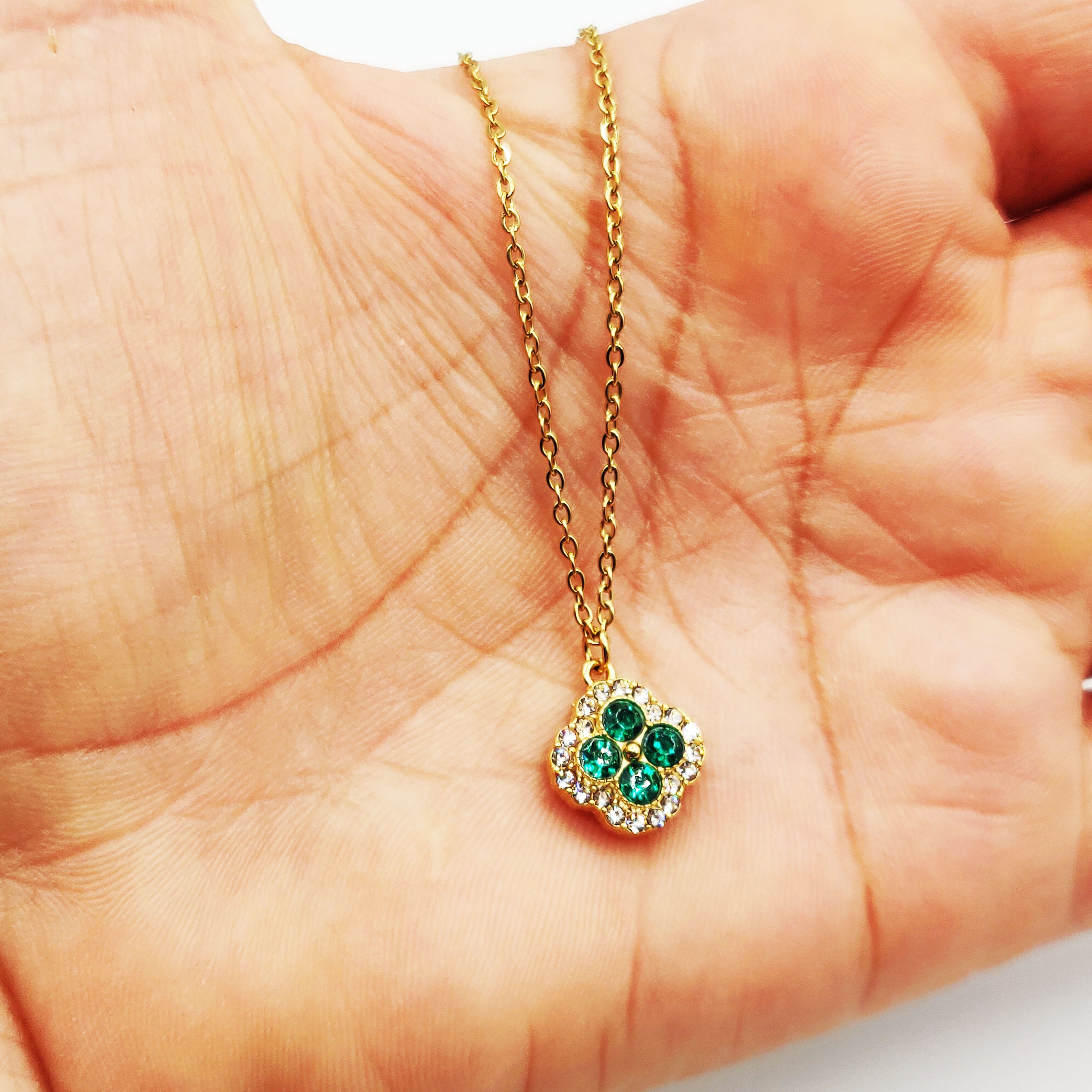 Collier Trèfle Cristaux Verts Tour Cristaux Luxe