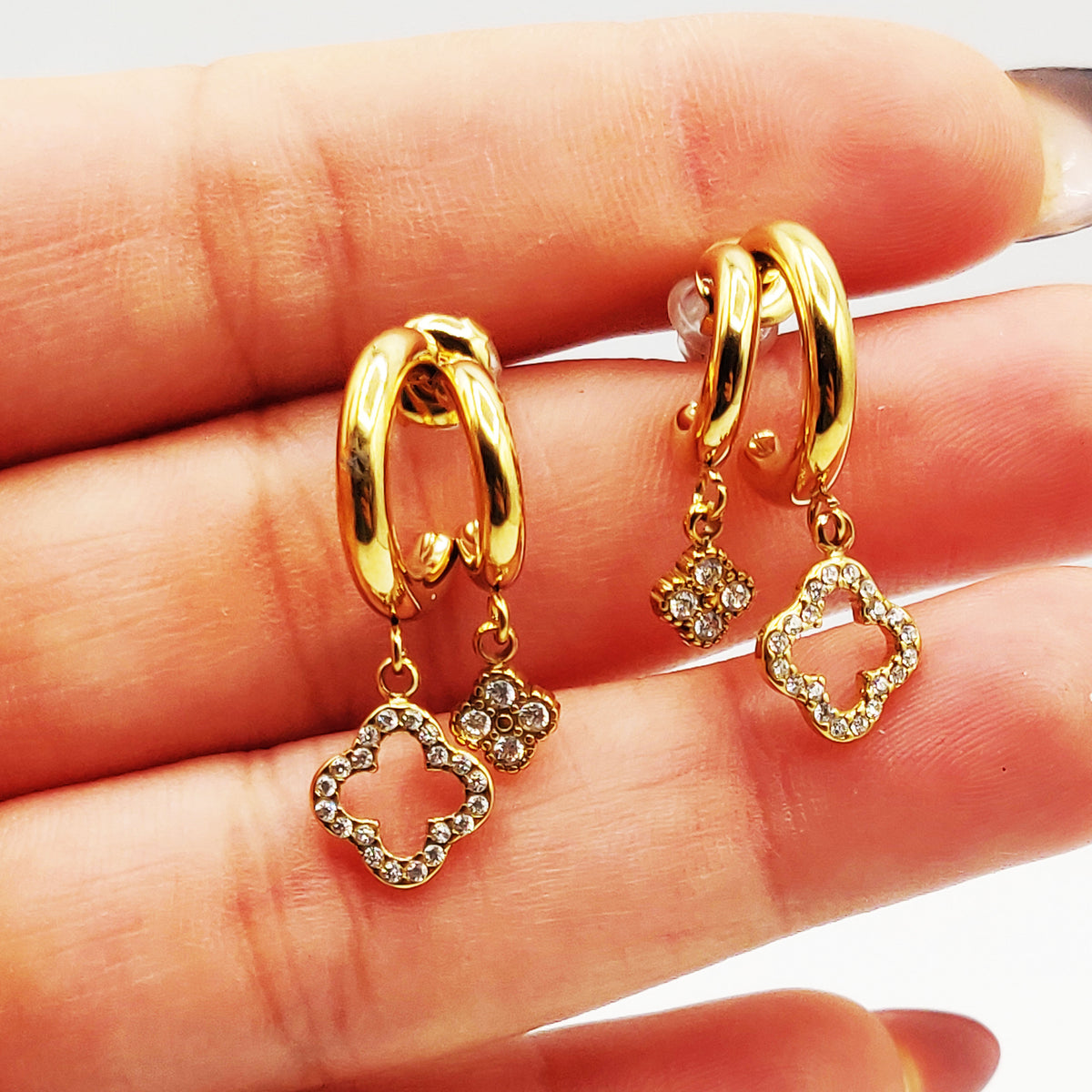 Boucles d'oreilles Créoles Pendentifs Trèfles Creux et 4 Cristaux Luxe