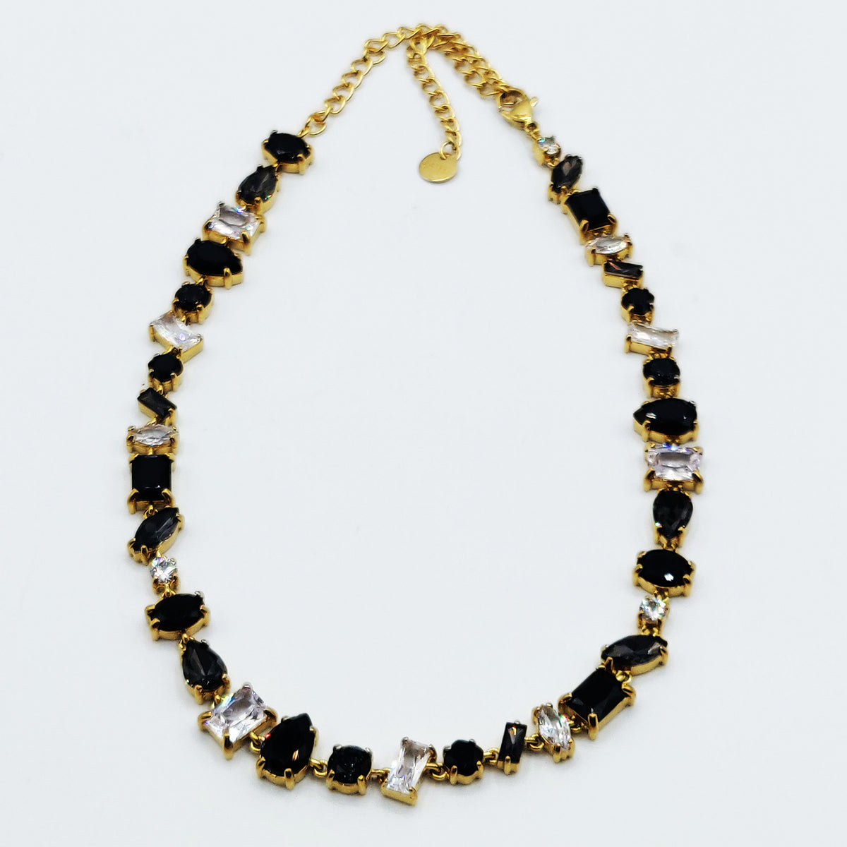 Collier Multi Cristaux Multi Formes Noirs et Blancs Luxe
