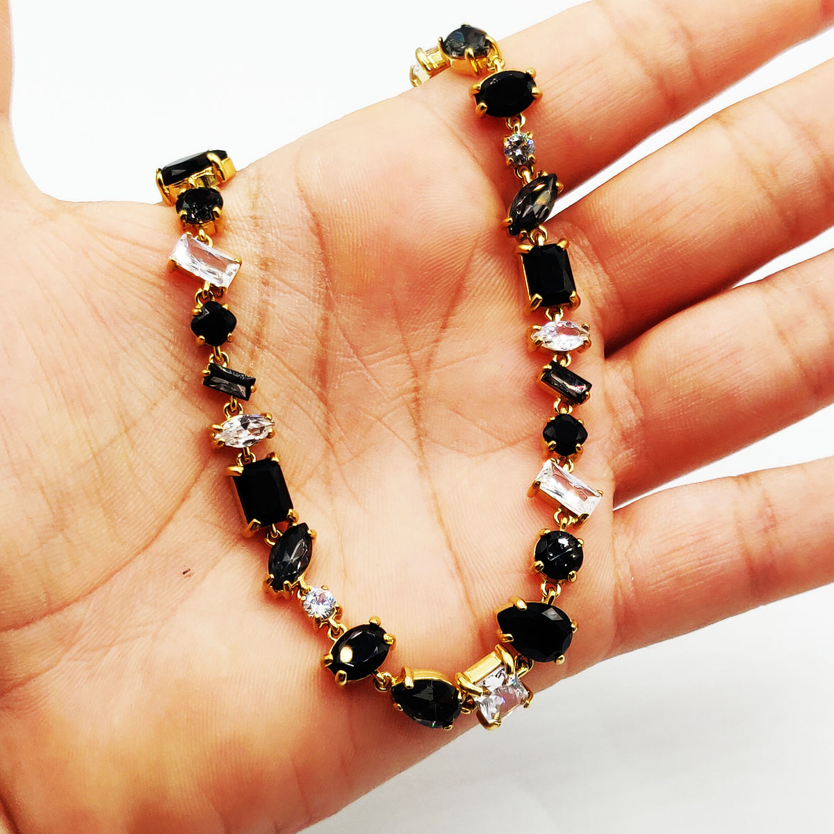 Collier Multi Cristaux Multi Formes Noirs et Blancs Luxe