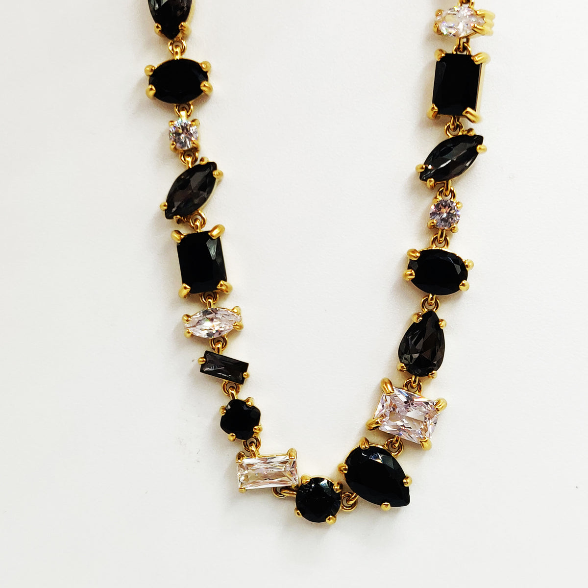 Collier Multi Cristaux Multi Formes Noirs et Blancs Luxe