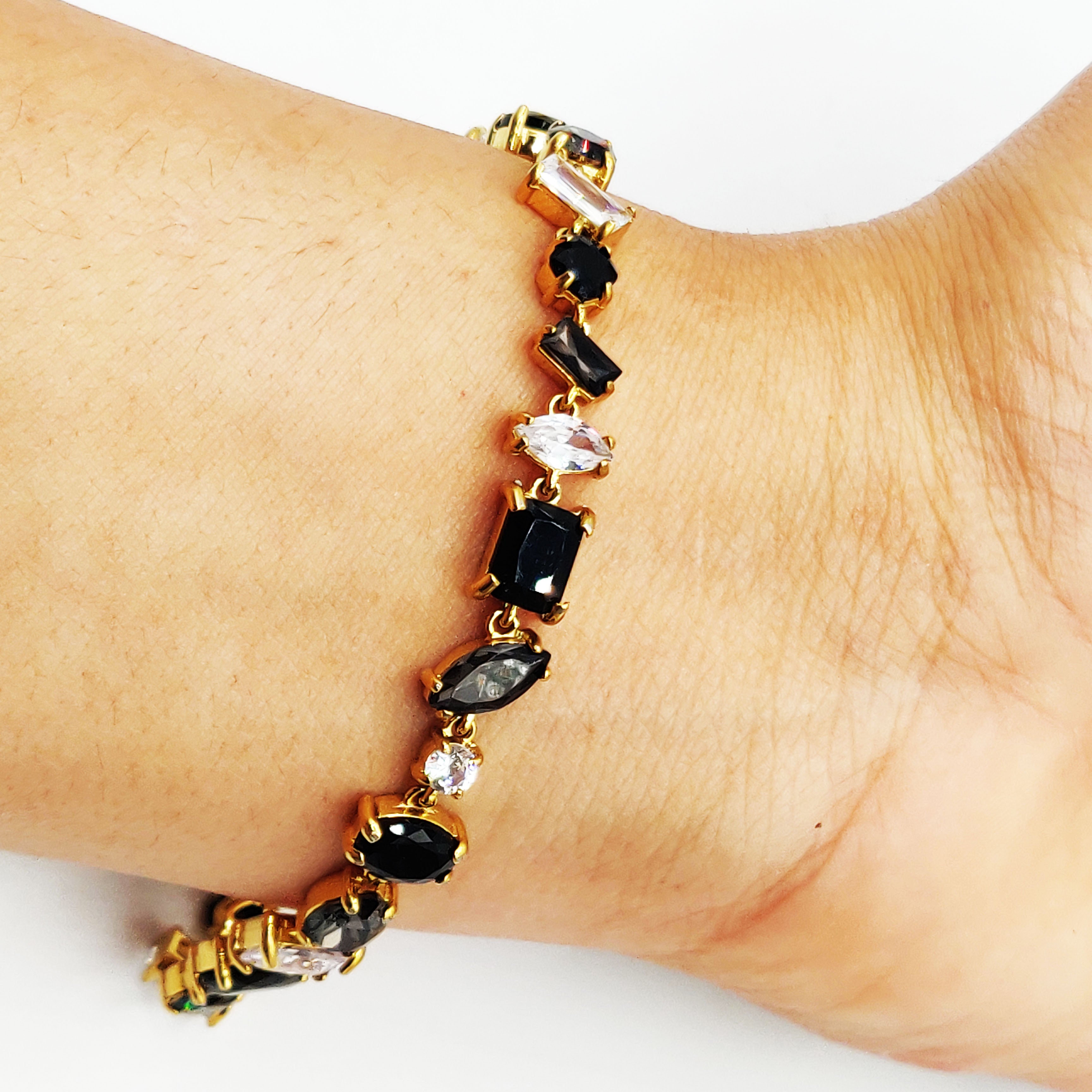 Bracelet Multi Cristaux Multi Formes Noirs et Blancs Luxe