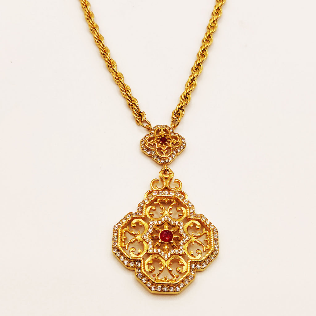Collier Grand Trèfle Motifs orientaux Cristaux Rouges Luxe