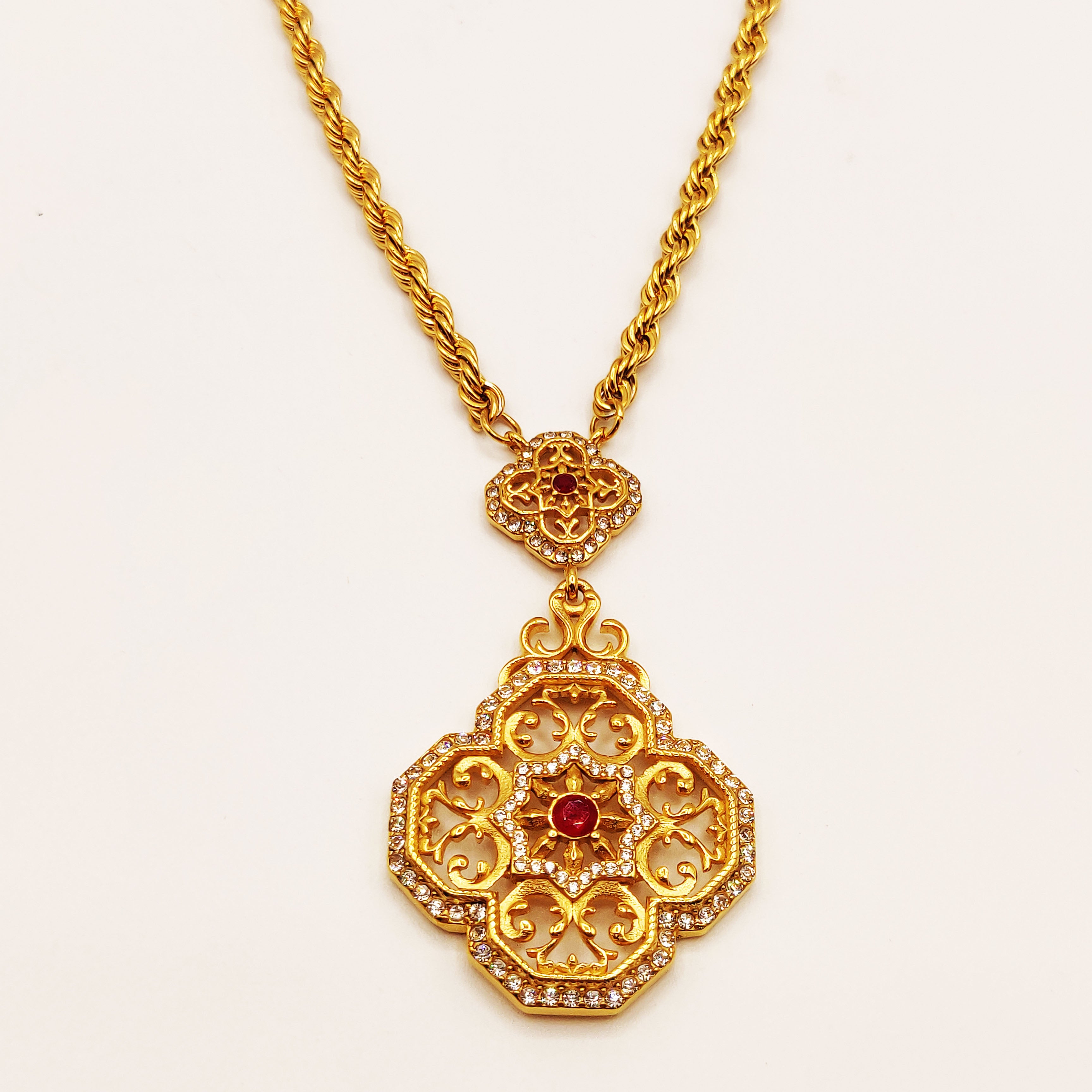 Collier Grand Trèfle Motifs orientaux Cristaux Rouges Luxe