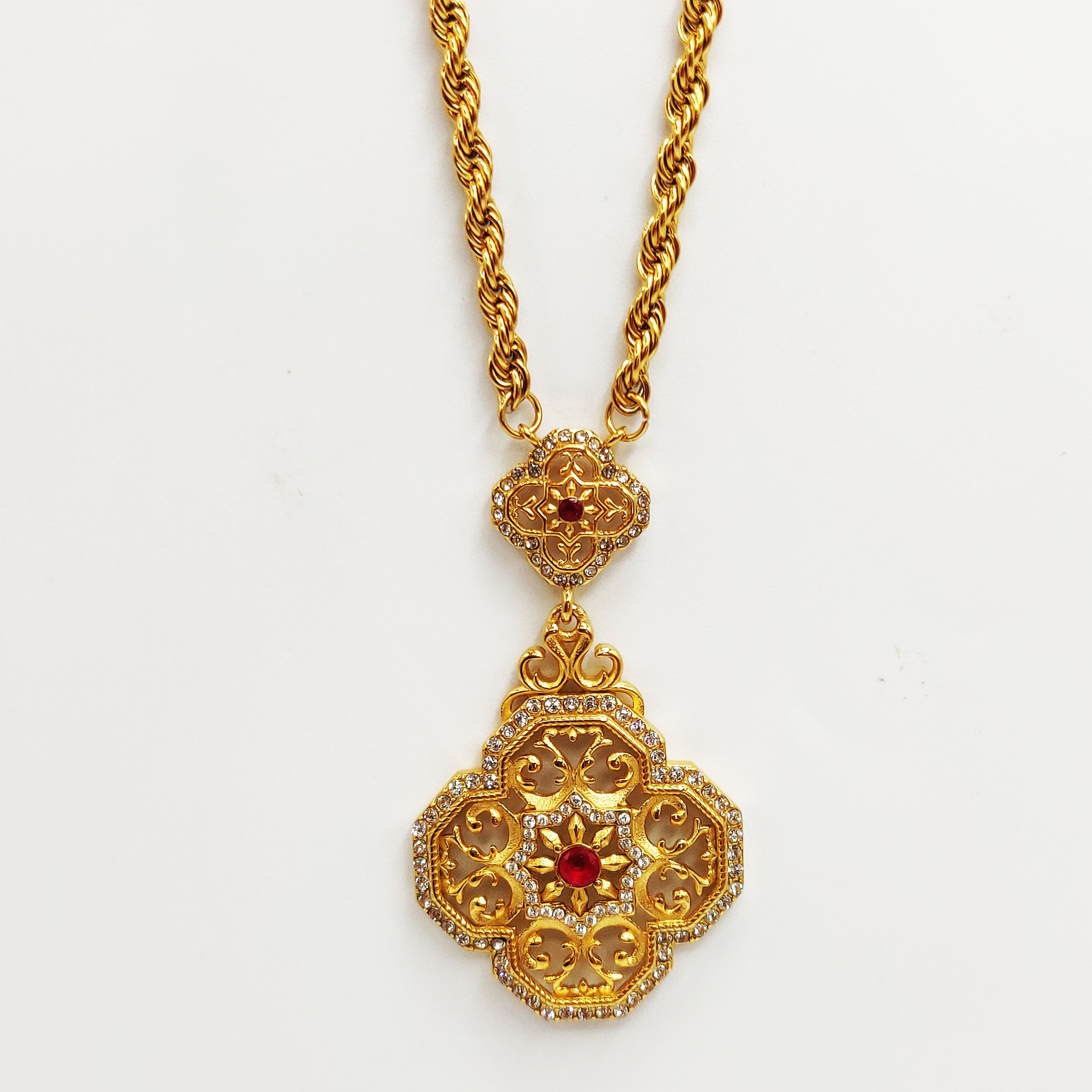 Collier Grand Trèfle Motifs orientaux Cristaux Rouges Luxe