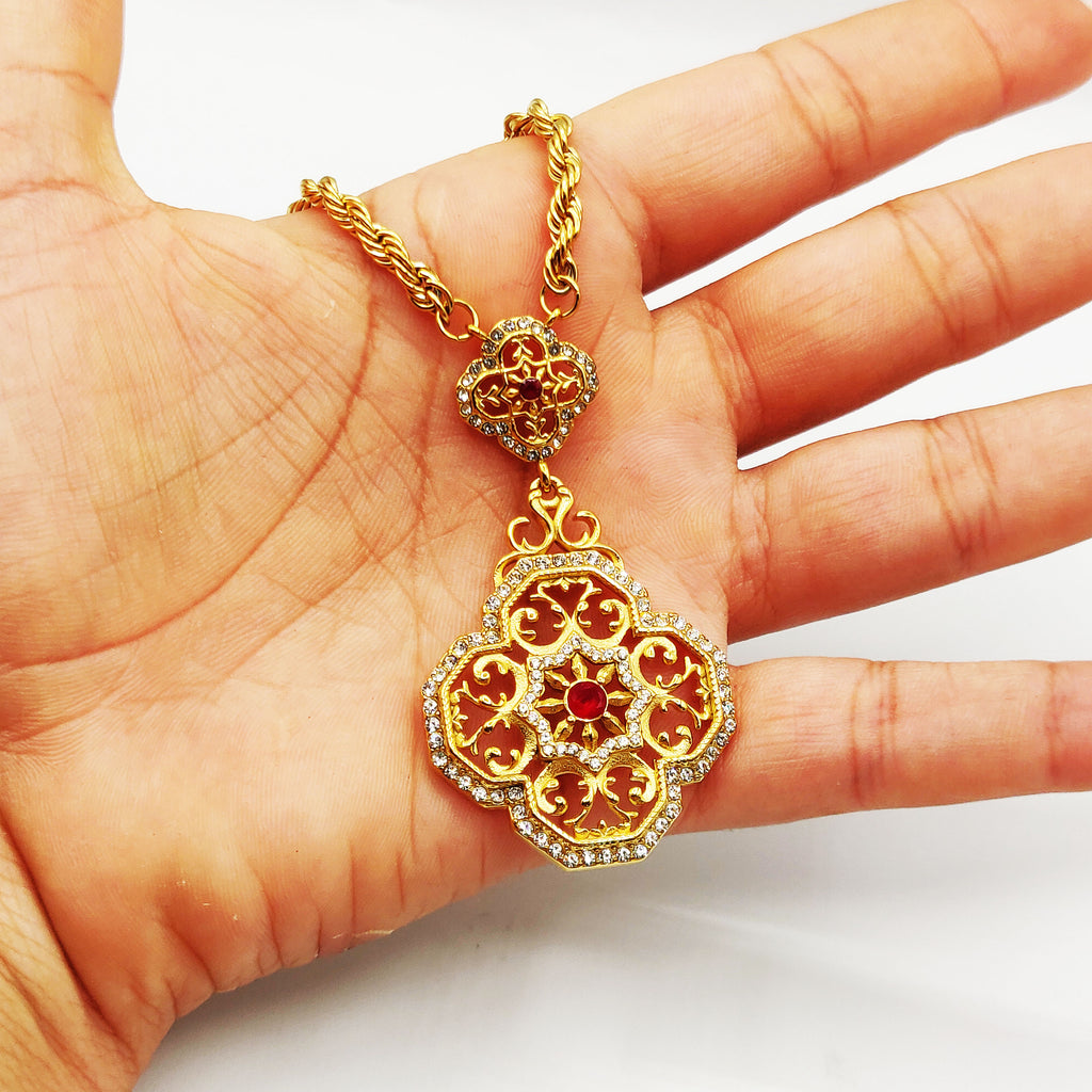 Collier Grand Trèfle Motifs orientaux Cristaux Rouges Luxe