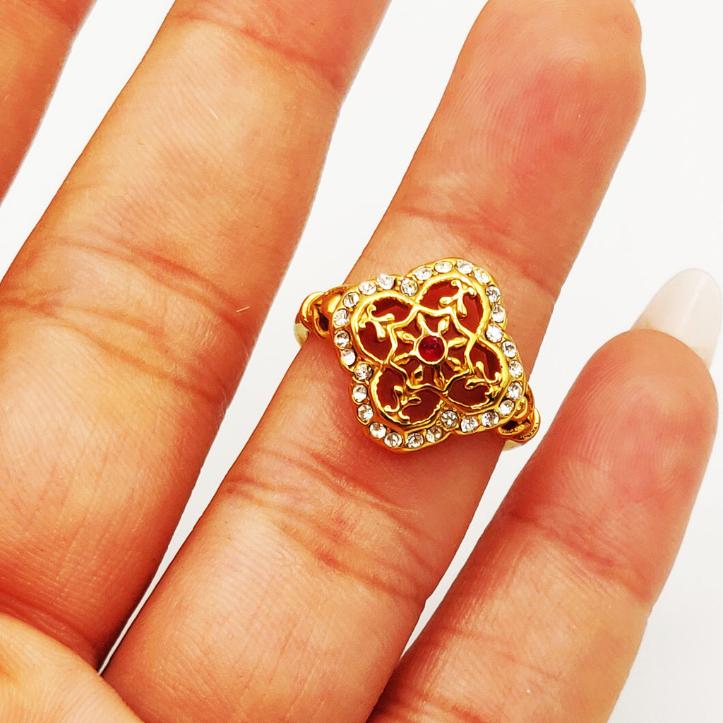 Bague Grand Trèfle Motifs orientaux Cristaux Rouges Luxe